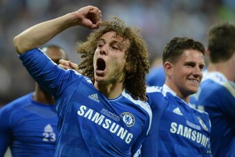 Chelsea's Brazilian defender David Luiz (L) celebrates after Chelsea won the UEFA Champions League final football match between FC Bayern Muenchen and Chelsea FC on May 19, 2012 at the Fussball Arena stadium in Munich.  AFP PHOTO / ADRIAN DENNIS        (P