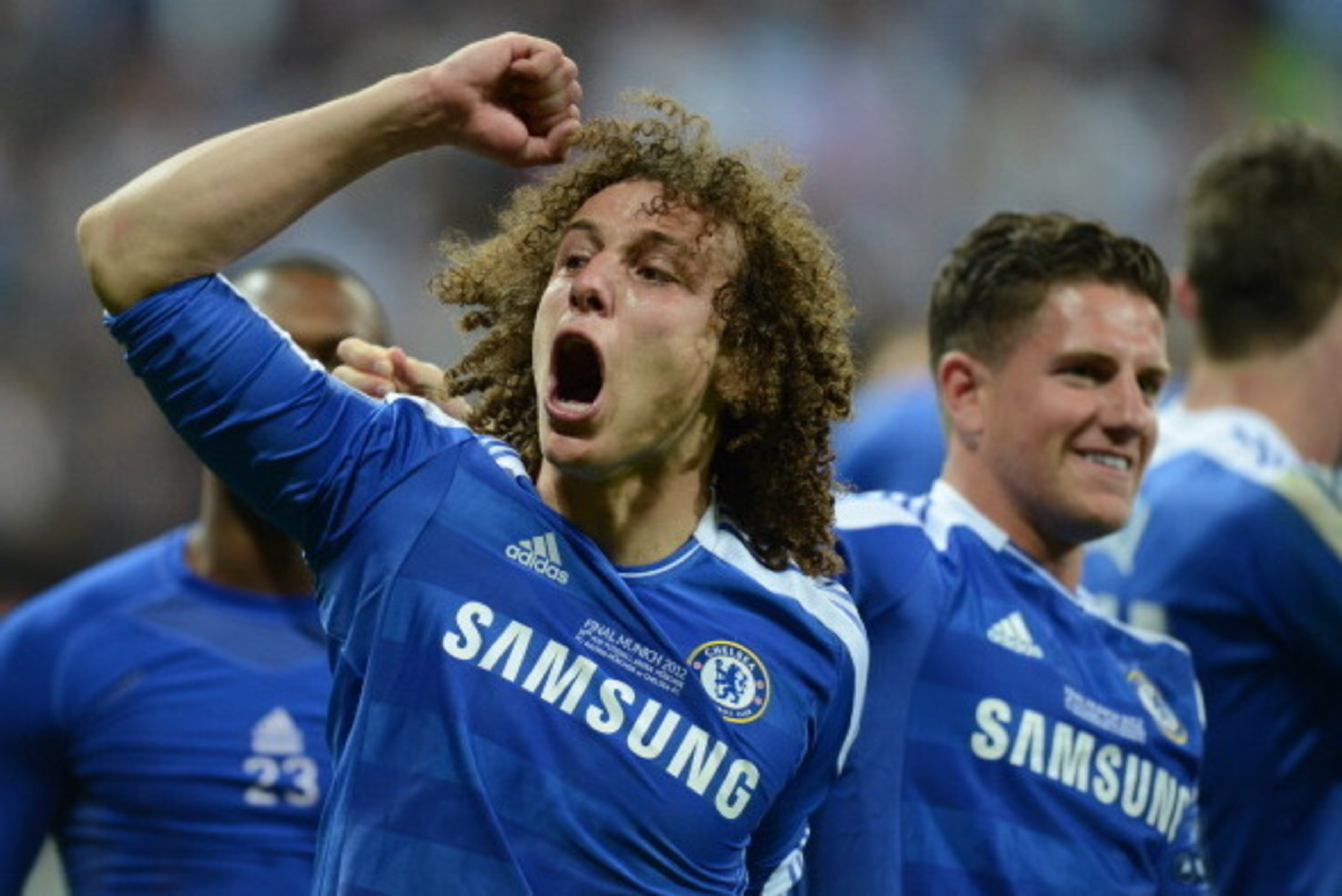 Chelsea's Brazilian defender David Luiz (L) celebrates after Chelsea won the UEFA Champions League final football match between FC Bayern Muenchen and Chelsea FC on May 19, 2012 at the Fussball Arena stadium in Munich. AFP PHOTO / ADRIAN DENNIS (P Chelsea's Brazilian defender David Luiz (L) celebrates after Chelsea won the UEFA Champions League final football match between FC Bayern Muenchen and Chelsea FC on May 19, 2012 at the Fussball Arena stadium in Munich. AFP PHOTO / ADRIAN DENNIS (P
