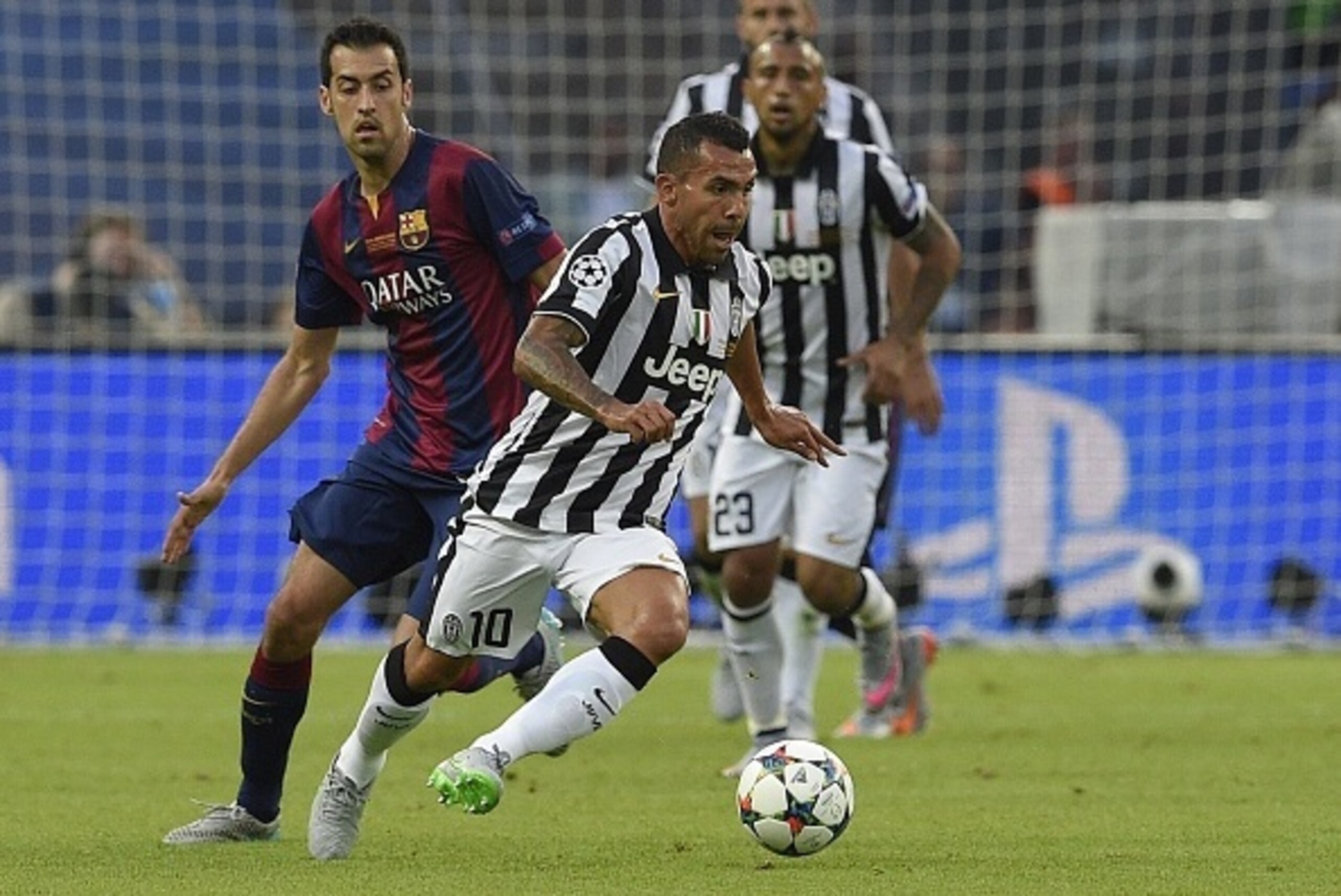 Juventus' Argentinian forward Carlos Tevez runs with the ball during the UEFA Champions League Final football match between Juventus and FC Barcelona at the Olympic Stadium in Berlin on June 6, 2015. AFP PHOTO / LLUIS GENE        (Photo credit should read