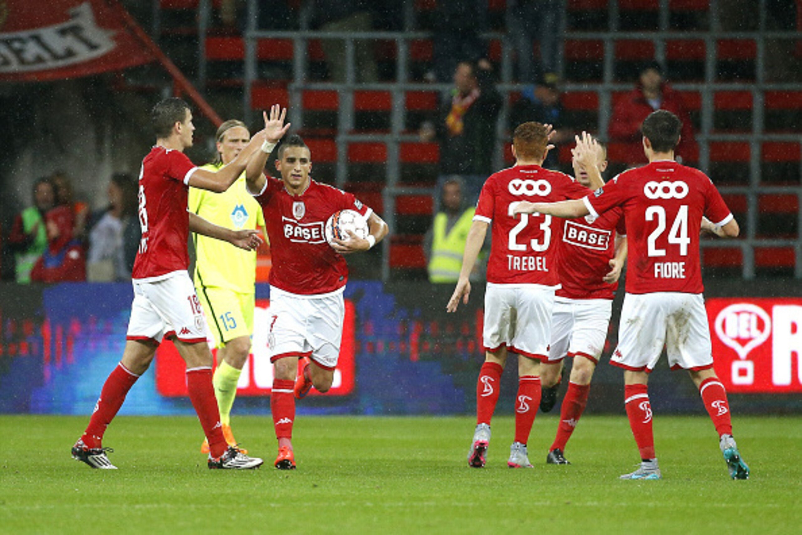 LIEGE - AUGUST 27: Anthony Knockaert of Standard de Liege celebrates his goal with teammates during the UEFA Europa League play off round 2nd leg between Standard Liege and Molde FK on August 27, 2015 in Liege, Belgium. (Photo by Jean Catuffe/Getty Images