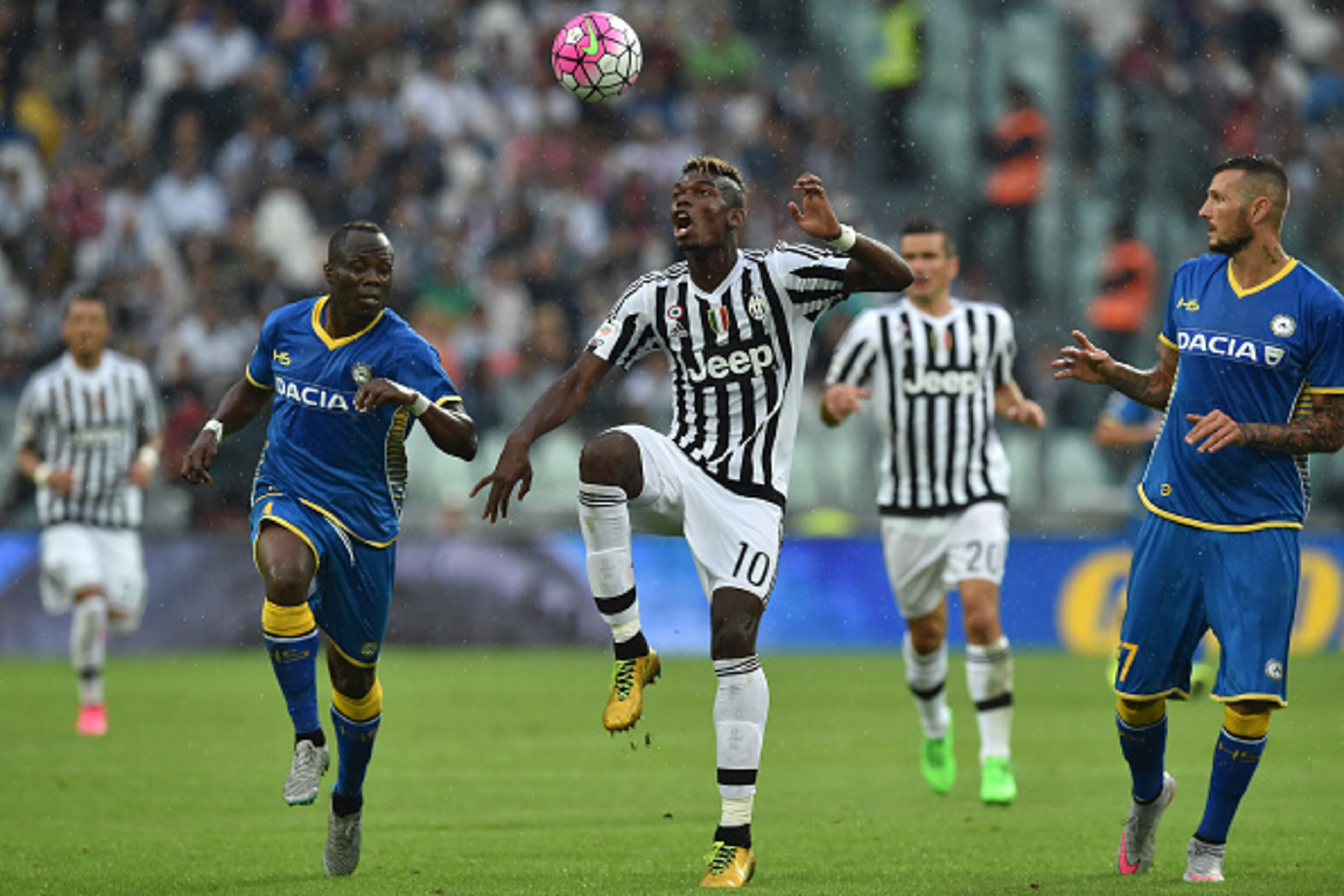 TURIN, ITALY - AUGUST 23:  Paul Pogba (C) of Juventus FC looks the ball during the Serie A match between Juventus FC and Udinese Calcio at Juventus Arena on August 23, 2015 in Turin, Italy.  (Photo by Valerio Pennicino/Getty Images)