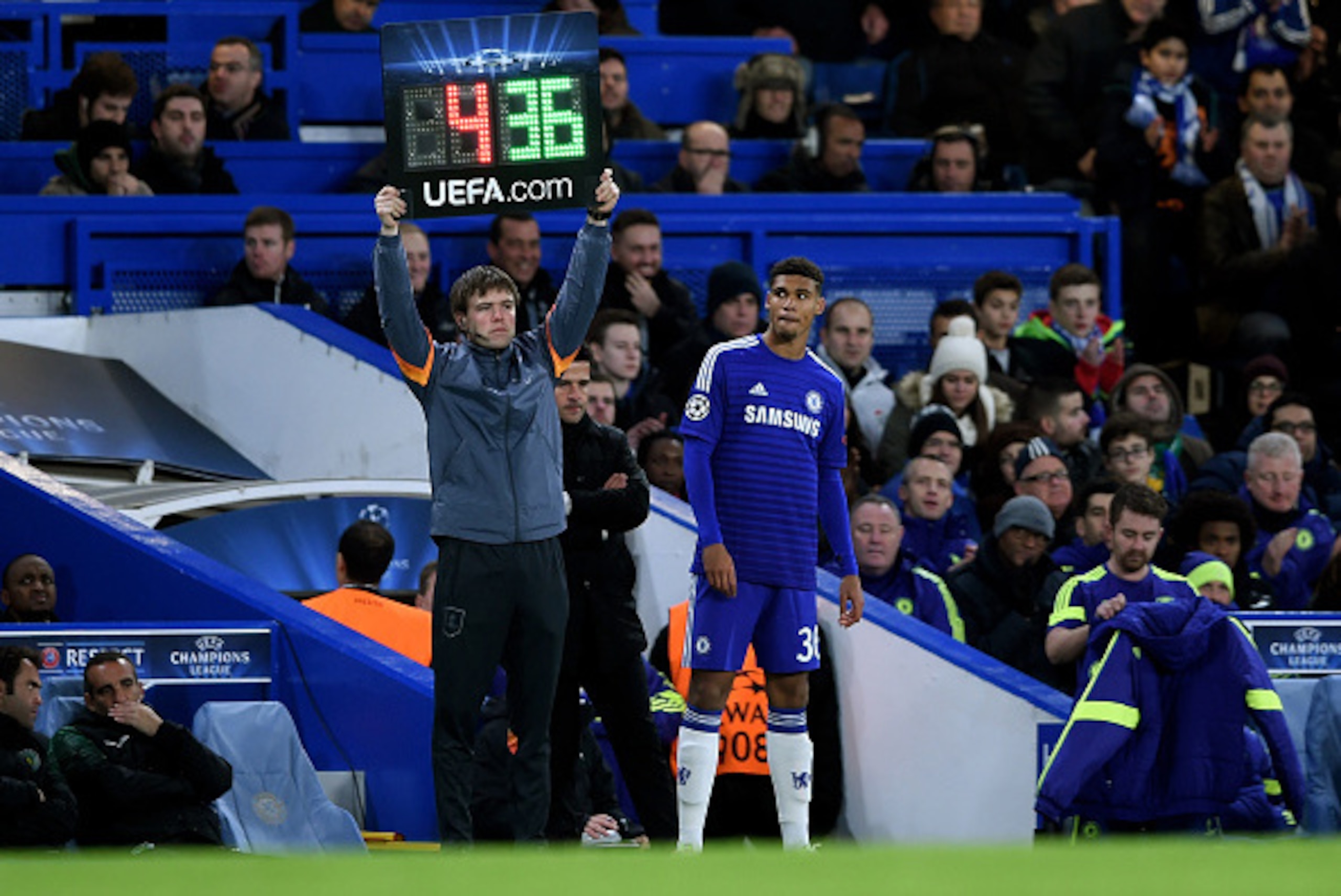 LONDON, ENGLAND - DECEMBER 10:  Ruben Loftus-Cheek of Chelsea comes on as a second half substitute for Cesc Fabregas of Chelsea during the UEFA Champions League group G match between Chelsea and Sporting Clube de Portugal at Stamford Bridge on December 10