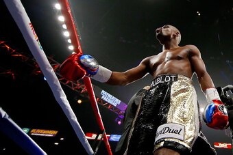 LAS VEGAS, NV - MAY 02:  Floyd Mayweather Jr. in the ring before taking on Manny Pacquiao in their welterweight unification championship bout on May 2, 2015 at MGM Grand Garden Arena in Las Vegas, Nevada.  (Photo by Al Bello/Getty Images)