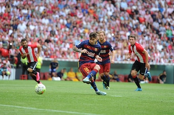 BILBAO, SPAIN - AUGUST 23:  Lionel Messi of FC Barcelona takes a penlty kick during the La Liga match between Athletic Club and FC Barcelona at San Mames Stadium on August 23, 2015 in Bilbao, Spain.  (Photo by Denis Doyle/Getty Images)