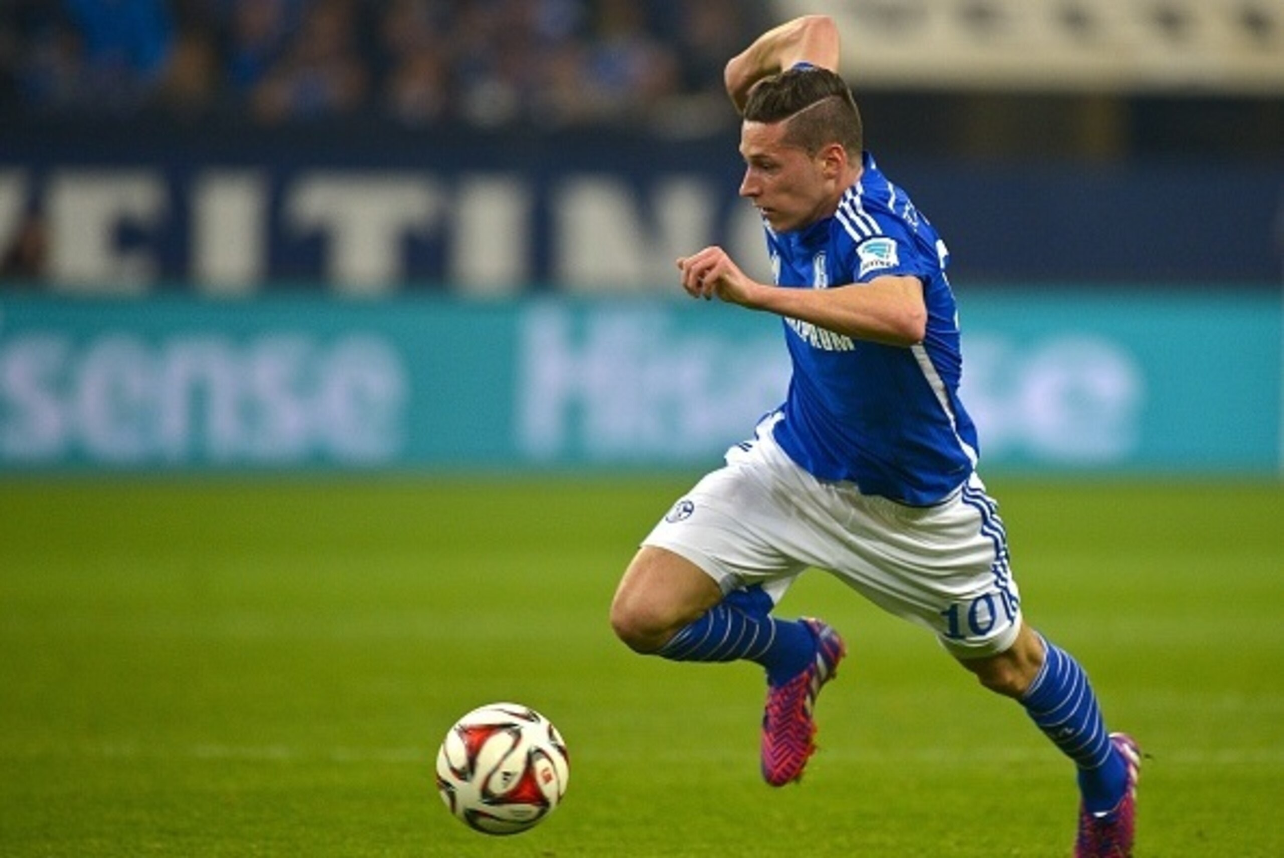 Schalke's Julian Draxler  vies for the ball during the German first division Bundesliga football match between FC Schalke 04 v SC Freiburg in Gelsenkirchen,Germany, on April 11, 2015.  AFP PHOTO / SASCHA SCHUERMANN 

RESTRICTIONS - DFL RULES TO LIMIT THE 
