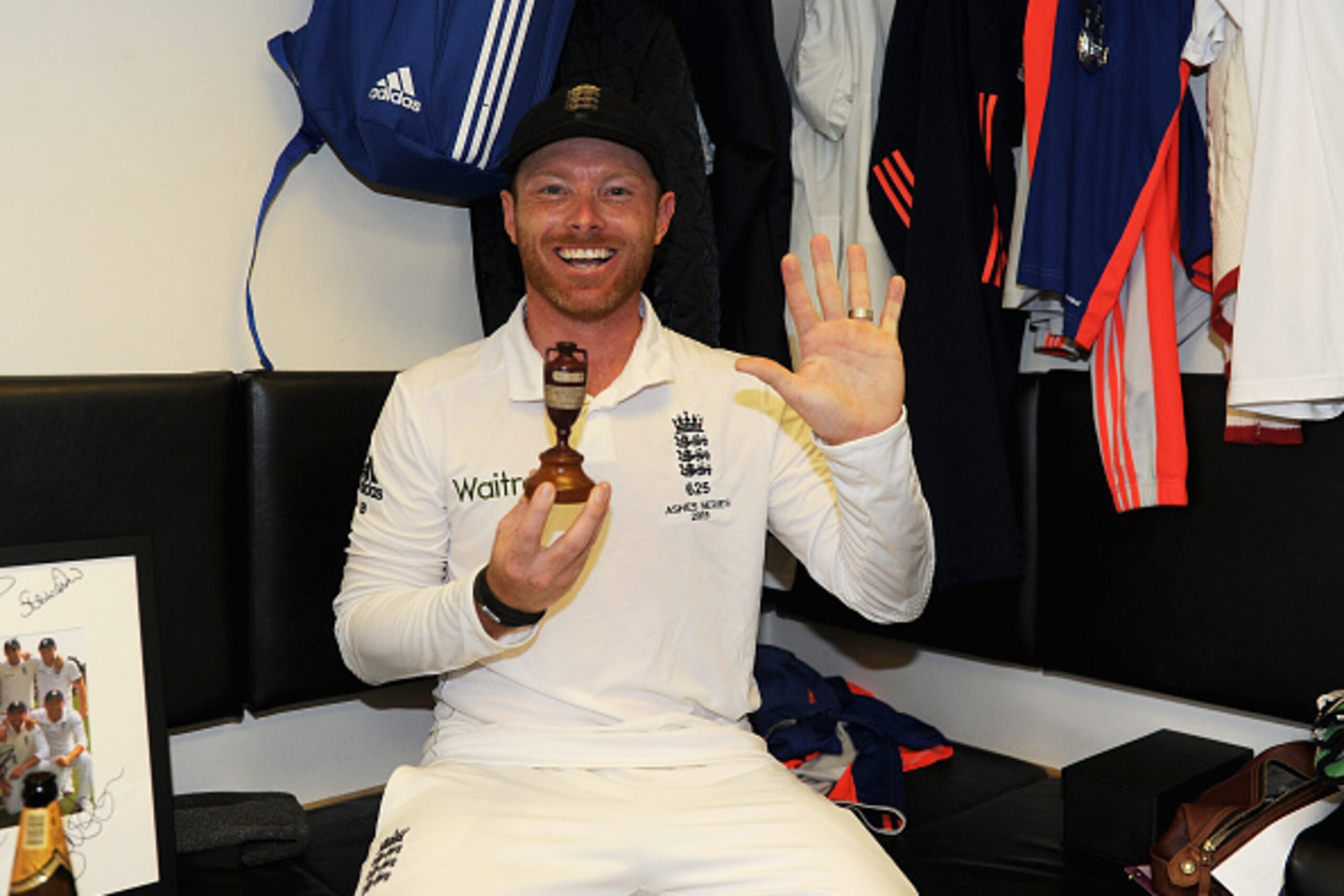 LONDON, ENGLAND - AUGUST 23:  Ian Bell of England celebrates with the ashes urn in the dressing rooms after the 5th Investec Ashes Test match between England and Australia at The Kia Oval on August 23, 2015 in London, United Kingdom.  (Photo by Gareth Cop