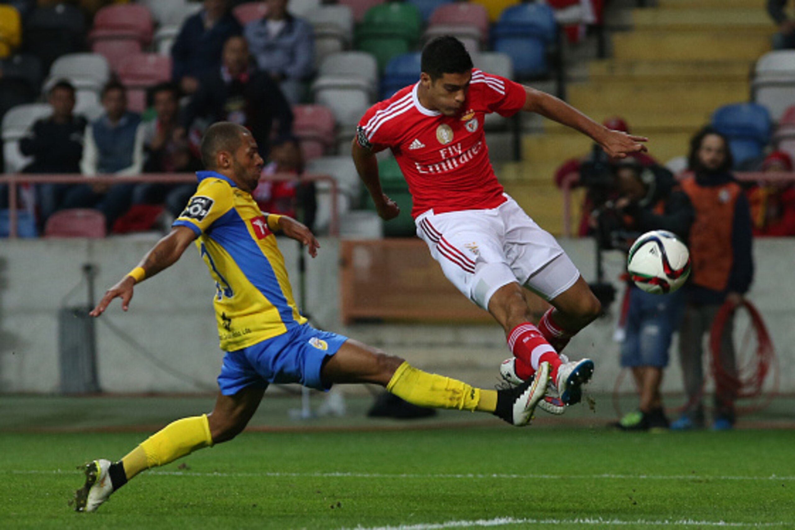 AVEIRO, PORTUGAL - AUGUST 23: SL Benfica's forward Raul Jimenez with FC Arouca's defender Jailson in action during the Primeira Liga match between FC Arouca and SL Benfica at Estadio Municipal on August 15, 2015 in Aveiro, Portugal.  (Photo by Gualter Fat