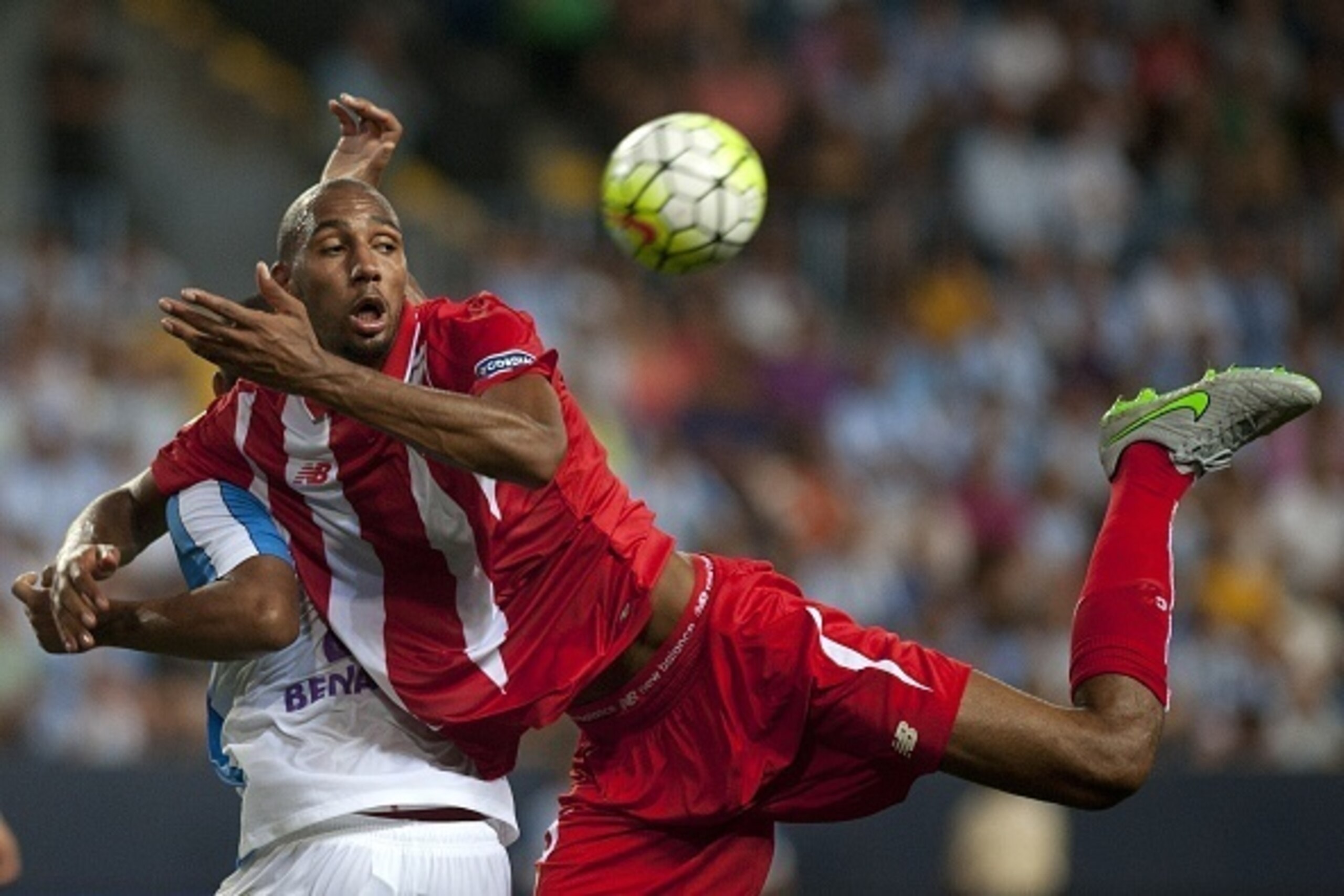 Malaga's Argentinian midfielder Fernando Damian Tissone (L) vies with Sevilla's French midfielder Steven N'Kemboanza Mike N'Zonzi during the Spanish league football match Malaga CF vs Sevilla FC at La Rosaleda stadium in Malaga on August 21, 2015.  AFP PH