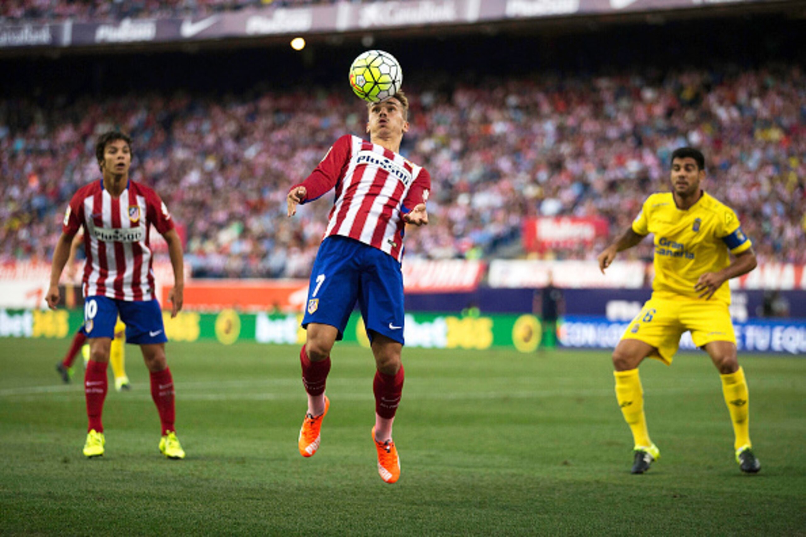 MADRID, SPAIN - AUGUST 22:  Antoine Griezmann of Atletico de Madrid saves on a header during the La Liga match between Club Atletico de Madrid and UD Las Palmas at Vicente Calderon Stadium on August 22, 2015 in Madrid, Spain.  (Photo by Gonzalo Arroyo Mor
