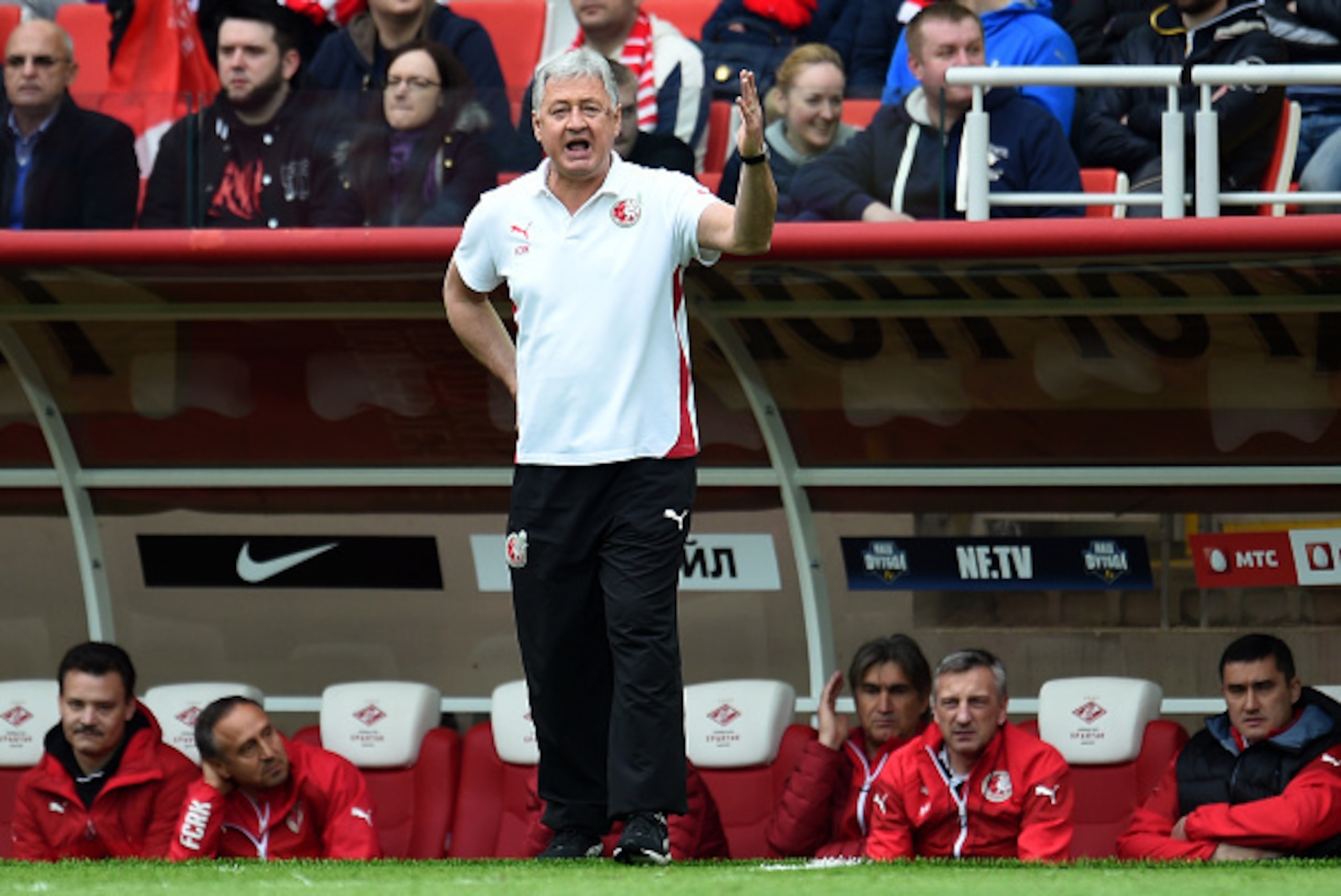 MOSCOW, RUSSIA - APRIL 26: Head coach Rinat Bilyaletdinov of FC Rubin Kazan gestures during the Russian Premier League match between FC Spartak Moscow and FC Rubin Kazan at the Arena Otkritie Stadium on April 26, 2015 in Moscow, Russia.  (Photo by Epsilon