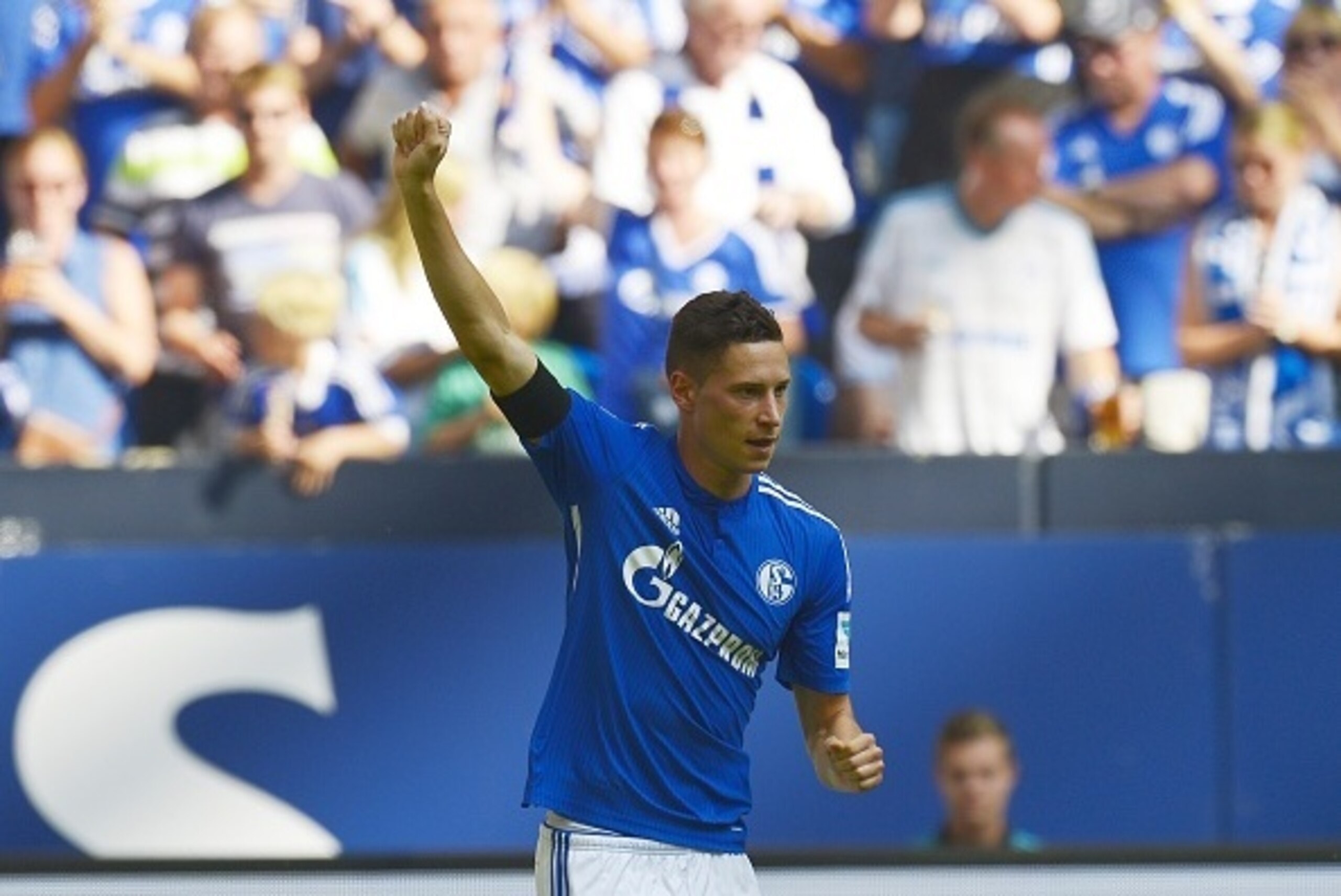 Schalke's midfielder Julian Draxler celebrates scoring the 1-1 goal during the German first division Bundesliga football match FC Schalke 04 v SV Darmstadt 98, on August 22, 2015 in Gelsenkirchen, western Germany.   AFP PHOTO / SASCHA SCHUERMANN
RESTRICTI