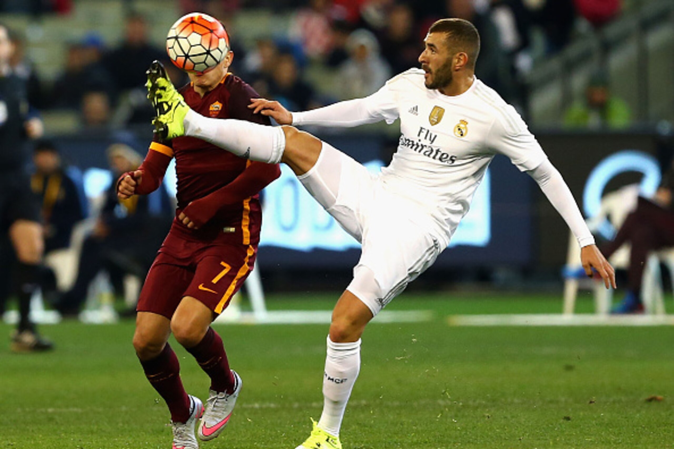 MELBOURNE, AUSTRALIA - JULY 18:  Karim Benzema of Real Madrid controls the ball during the International Champions Cup friendly match between Real Madrid and AS Roma at the Melbourne Cricket Ground on July 18, 2015 in Melbourne, Australia.  (Photo by Robe