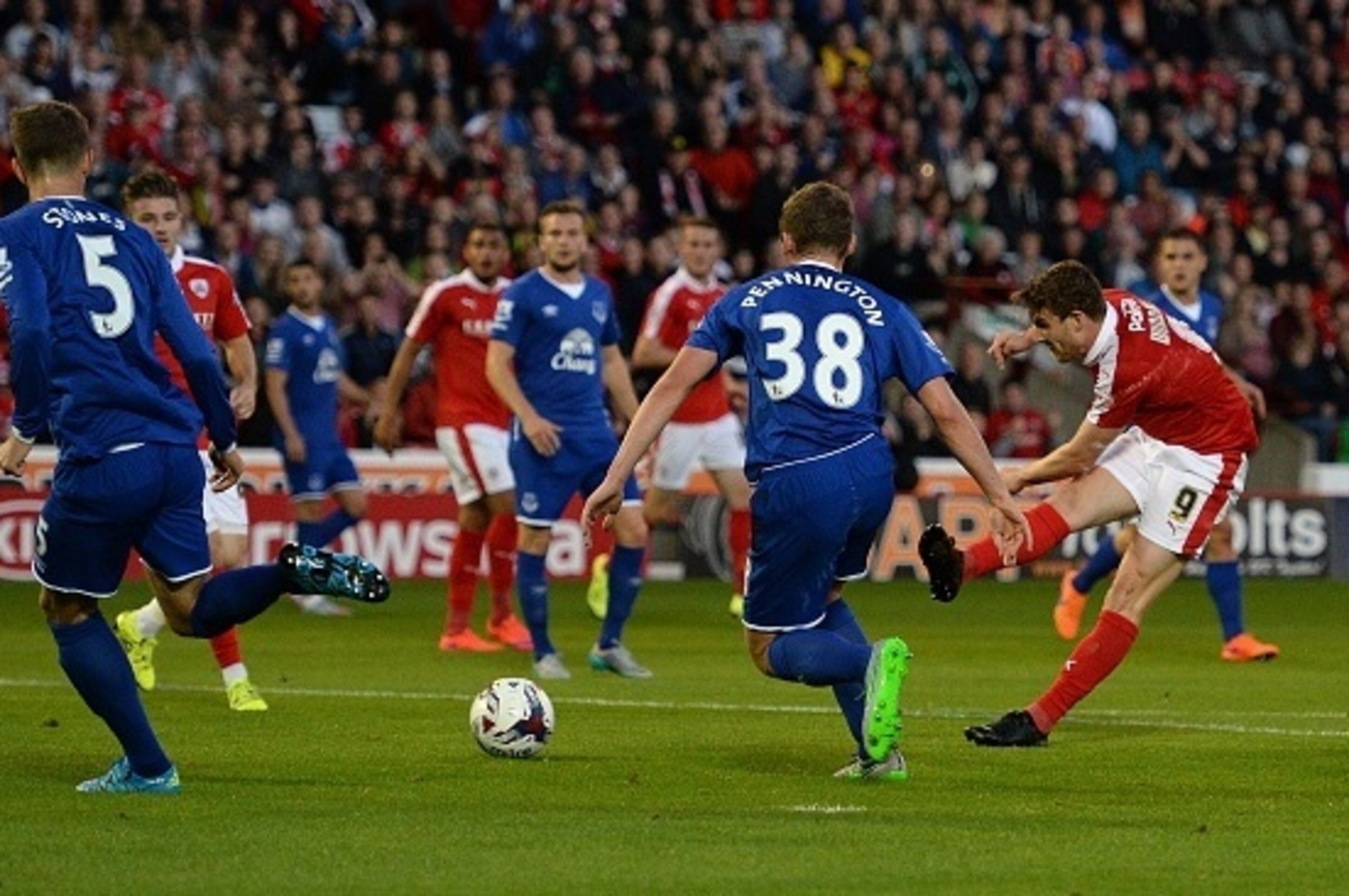 Barnsley's English forward Sam Winnall (R) shoots to score a goal during the English League Cup football match between Barnsley and Everton at the Oakwell Stadium in Barnsley, England, on August 26, 2015.    AFP PHOTO / OLI SCARFF

RESTRICTED TO EDITORIAL