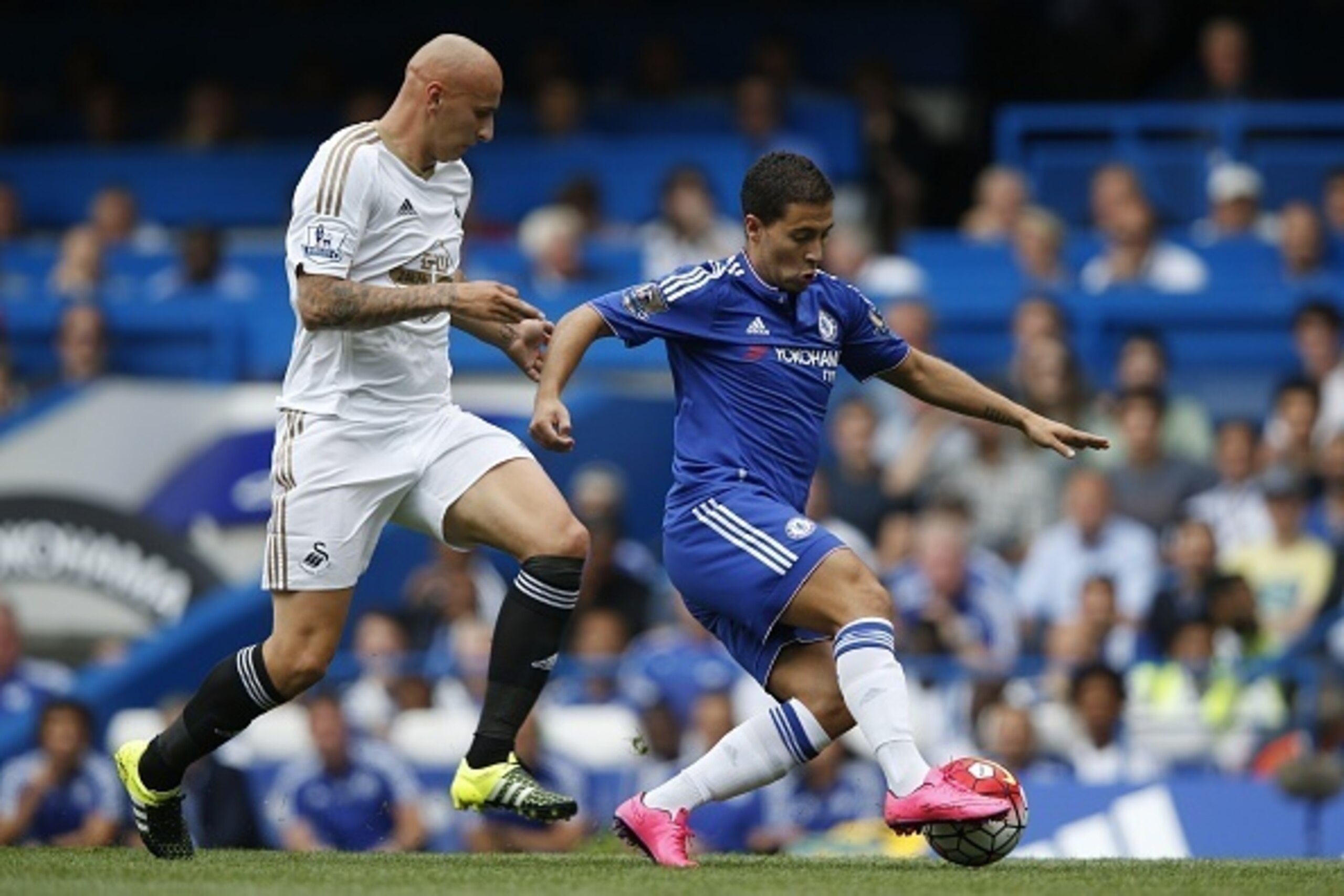 Chelsea's Belgian midfielder Eden Hazard (R) dribbles away from Swansea City's English midfielder Jonjo Shelvey (L) during the English Premier League football match between Chelsea and Swansea City at Stamford Bridge in London on August 8, 2015. AFP PHOTO Chelsea's Belgian midfielder Eden Hazard (R) dribbles away from Swansea City's English midfielder Jonjo Shelvey (L) during the English Premier League football match between Chelsea and Swansea City at Stamford Bridge in London on August 8, 2015. AFP PHOTO
