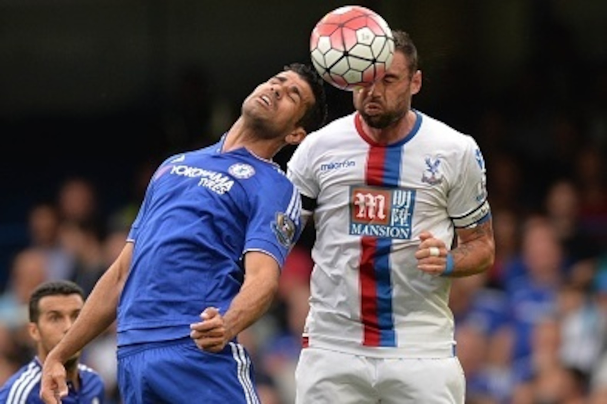 Chelsea's Brazilian-born Spanish striker Diego Costa (L) vies with Crystal Palace's Irish defender Damien Delaney during the English Premier League football match between Chelsea and Crystal Palace at Stamford Bridge in London on August 29, 2015. AFP PHOT
