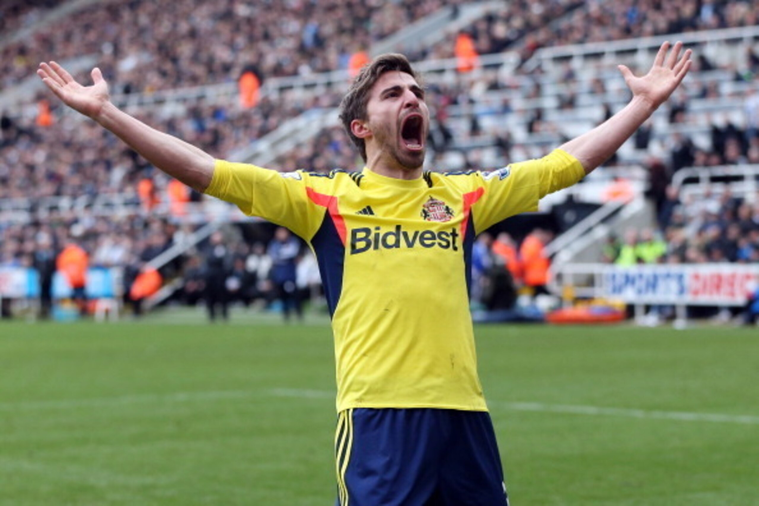 Sunderland's Italian forward Fabio Borini celebrates after scoring the opening goal from a penalty during the English Premier League football match between Newcastle United and Sunderland at St James'  Park in Newcastle upon Tyne on February 1, 2014.  AFP
