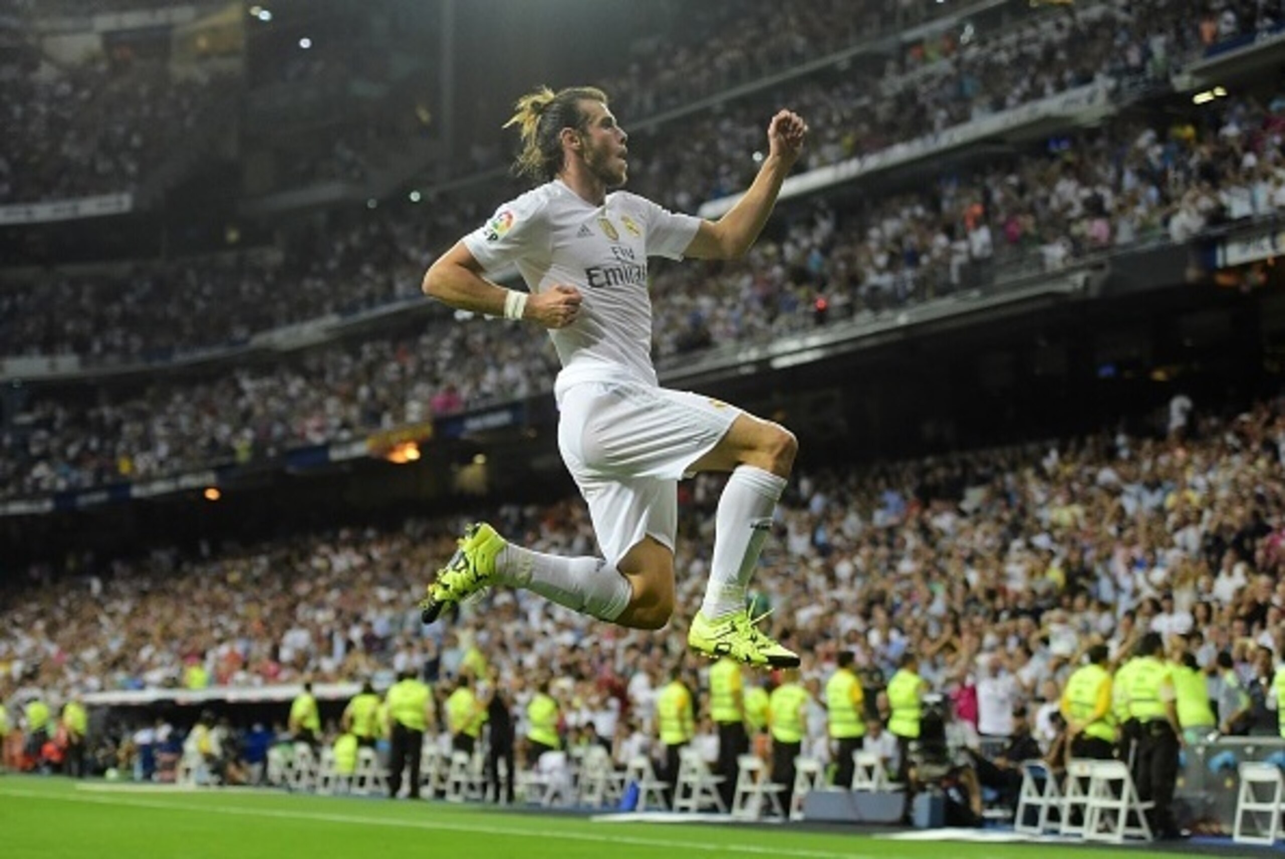 Real Madrid's Welsh forward Gareth Bale celebrates after scoring his second goal during the Spanish league football match Real Madrid CF vs Real Betis Balompie at the Santiago Bernabeu stadium in Madrid on August 29, 2015.   AFP PHOTO/ PIERRE-PHILIPPE MAR