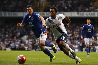 LONDON, ENGLAND - AUGUST 29: Mousa Dembele of Tottenham Hotspur and Gareth Barry of Everton compete for the ball during the Barclays Premier League match between Tottenham Hotspur and Everton at White Hart Lane on August 29, 2015 in London, England.  (Pho