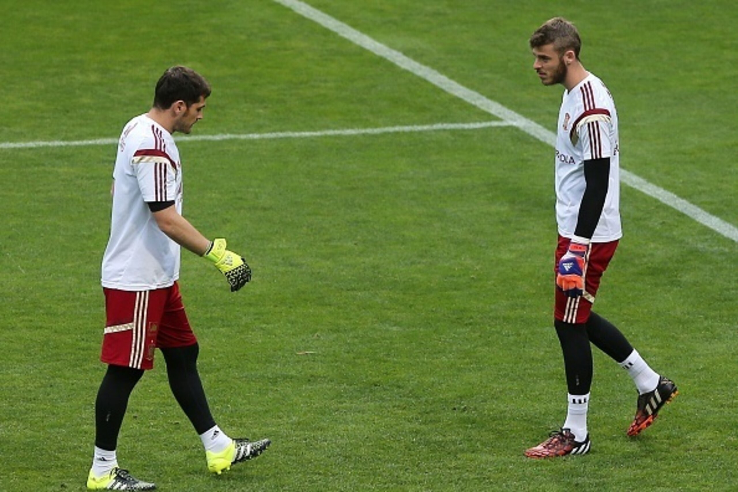 Spain's goalkeeper Iker Casillas (L) and Spain's goalkeeper David De Gea take part in a training session at the Reino de Leon stadium in Leon on June 10, 2015, on the eve of the friendly football match Spain vs Costa Rica. AFP PHOTO / CESAR MANSO        (