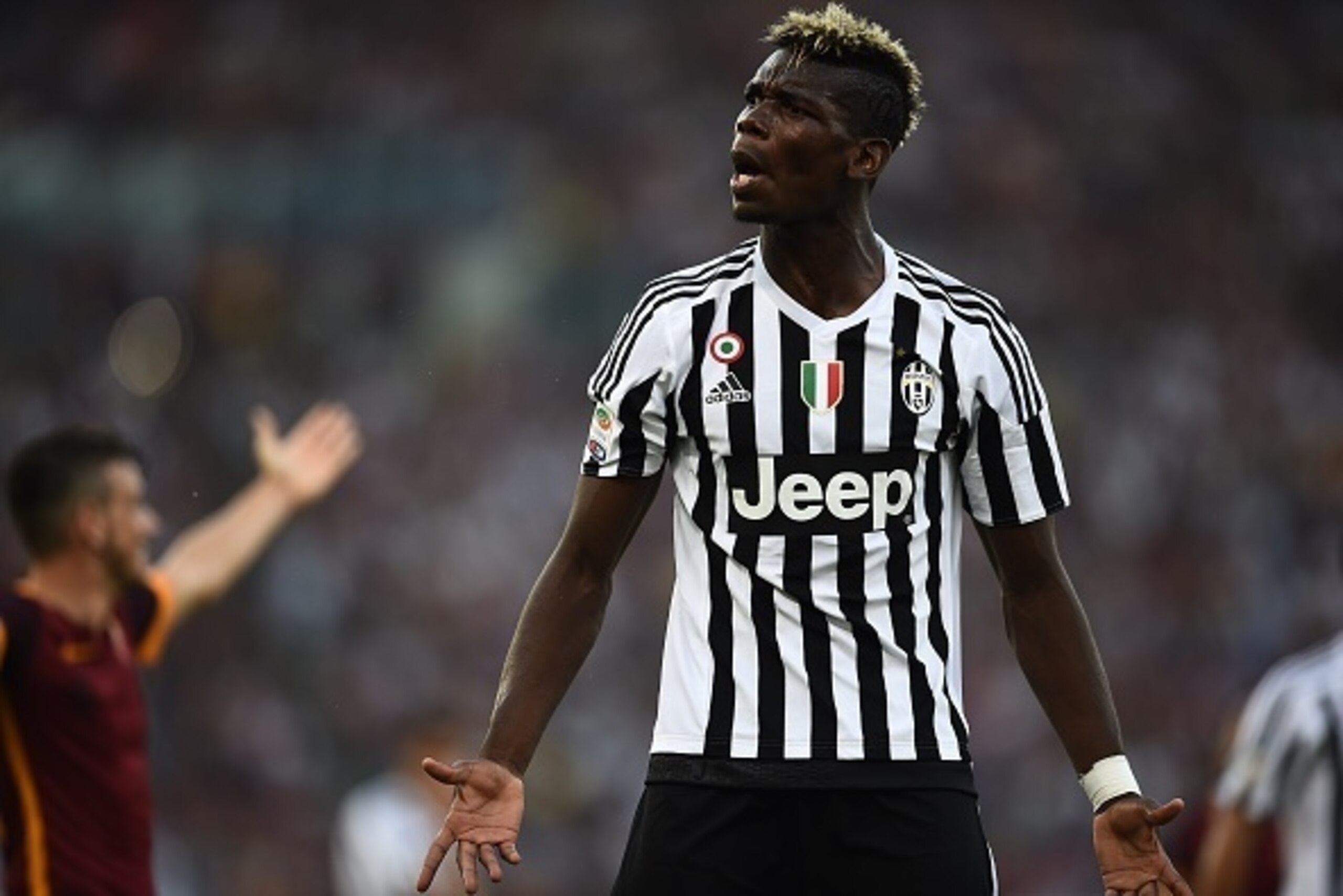 Juventus' midfielder from France Paul Pogba reacts during the Italian Serie A football match AS Roma vs Juventus on August 30, 2015 at the Olympic stadium in Rome.   AFP PHOTO / FILIPPO MONTEFORTE        (Photo credit should read FILIPPO MONTEFORTE/AFP/Ge