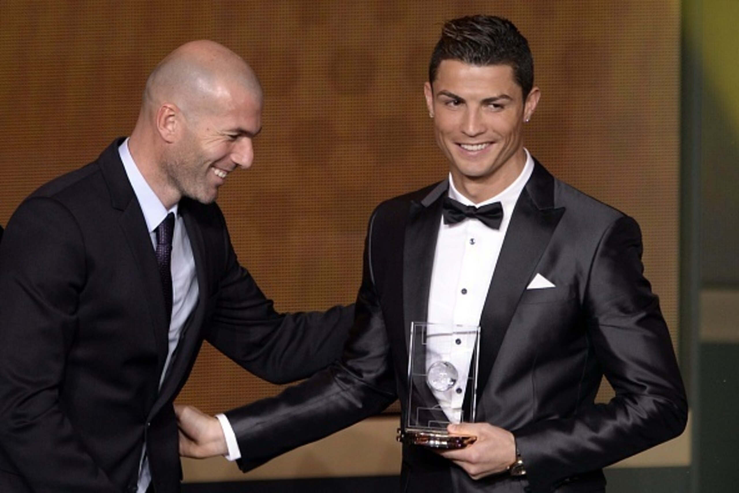 Real Madrid's Portuguese forward Cristiano Ronaldo (R) shares a laugh with Real Madrid's assistant coach and former French midfielder Zinedine Zidane (L) during the presentation of the FIFA/FIFPro World XI awards at the FIFA Ballon d'Or award ceremony at 