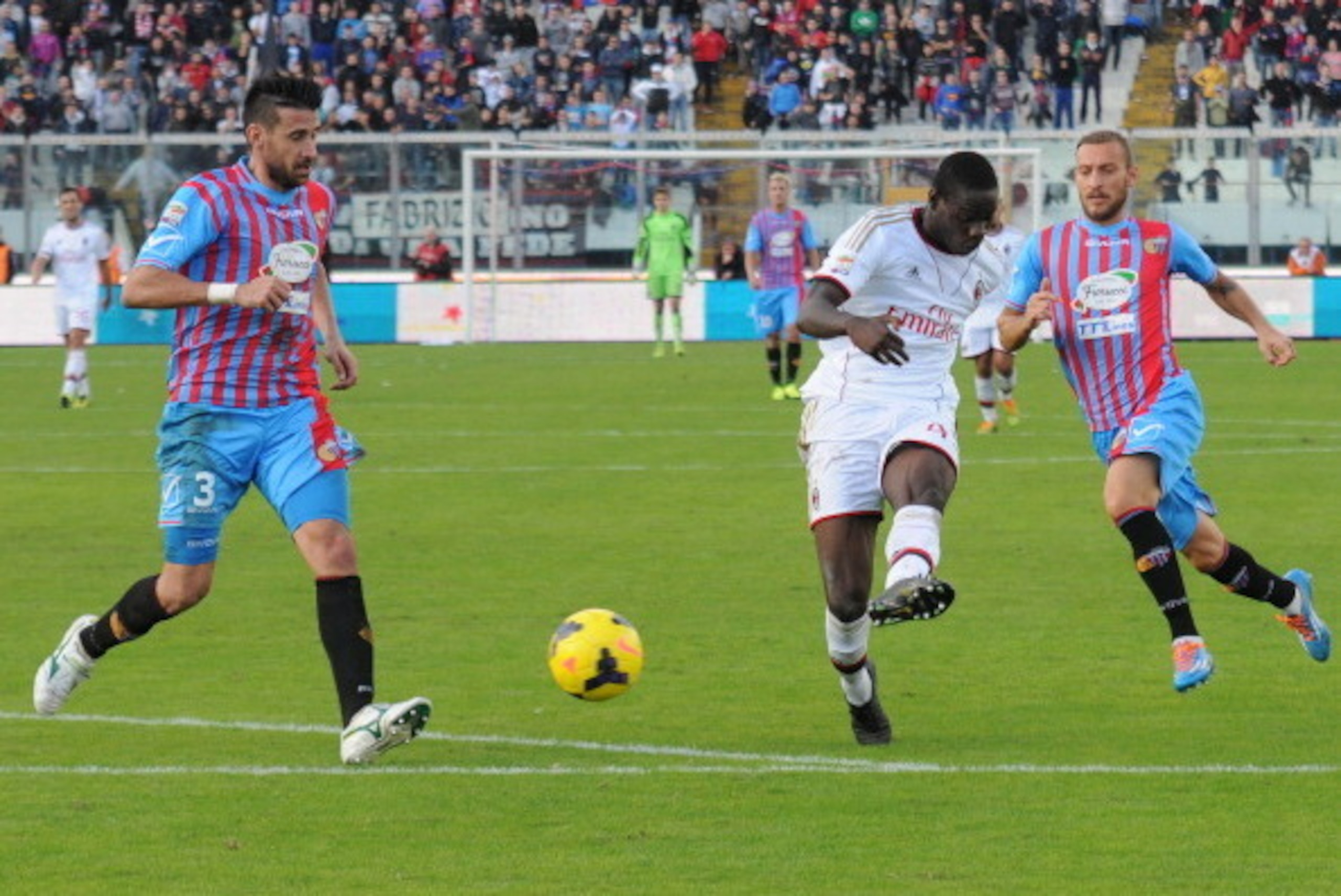 AC Milan's forward Mario Balotelli (C) scores during the Italian Serie A football match Catania vs AC Milan on December 1st, 2013 in Catania.  AFP PHOTO / DARIO AZZARO        (Photo credit should read DARIO AZZARO/AFP/Getty Images)
