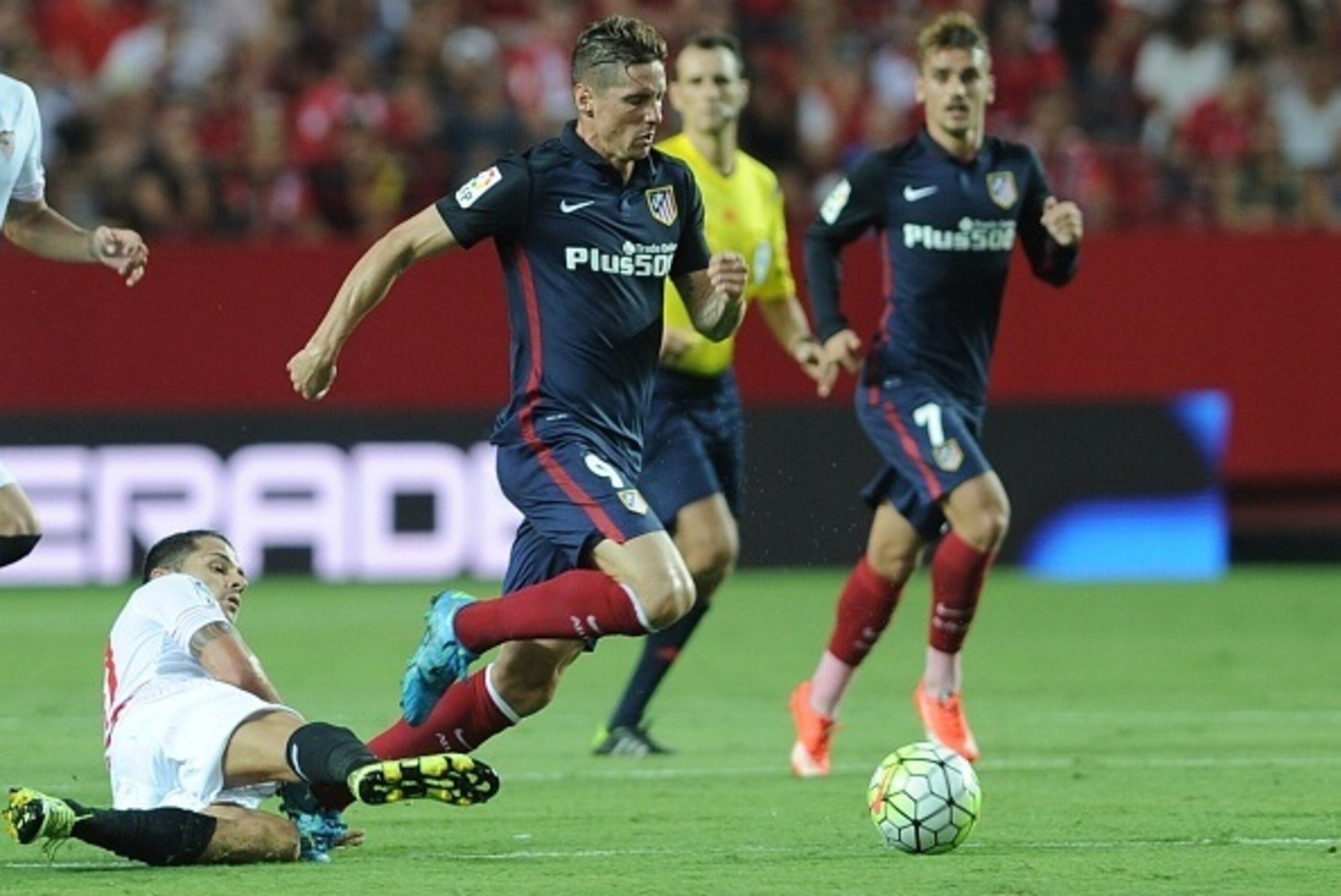Sevilla's midfielder Vitolo (L) vies with Atletico Madrid's forward Fernando Torres (C) during the Spanish league football match Sevilla FC vs Club Atletico de Madrid at the Ramon Sanchez Pizjuan stadium in Sevilla on August 30, 2015. AFP PHOTO/ CRISTIN Sevilla's midfielder Vitolo (L) vies with Atletico Madrid's forward Fernando Torres (C) during the Spanish league football match Sevilla FC vs Club Atletico de Madrid at the Ramon Sanchez Pizjuan stadium in Sevilla on August 30, 2015. AFP PHOTO/ CRISTIN