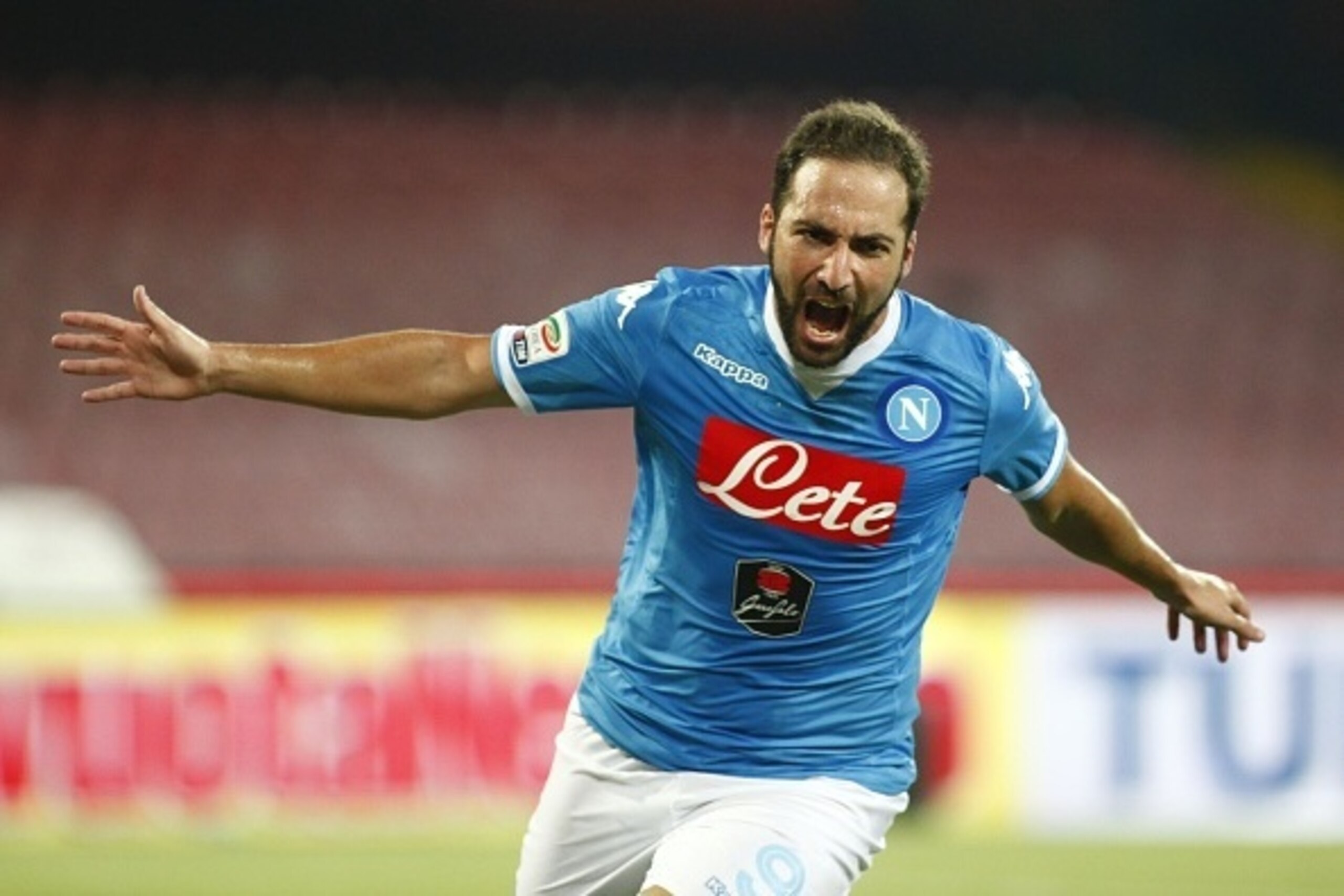Napoli's forward from Argentina and France Gonzalo Higuain celebrates after scoring during the Italian Serie A football match SSC Napoli vs UC Sampdoria on August 30, 2015 at the San Paolo stadium in Naples.
AFP PHOTO / CARLO HERMANN        (Photo credit 