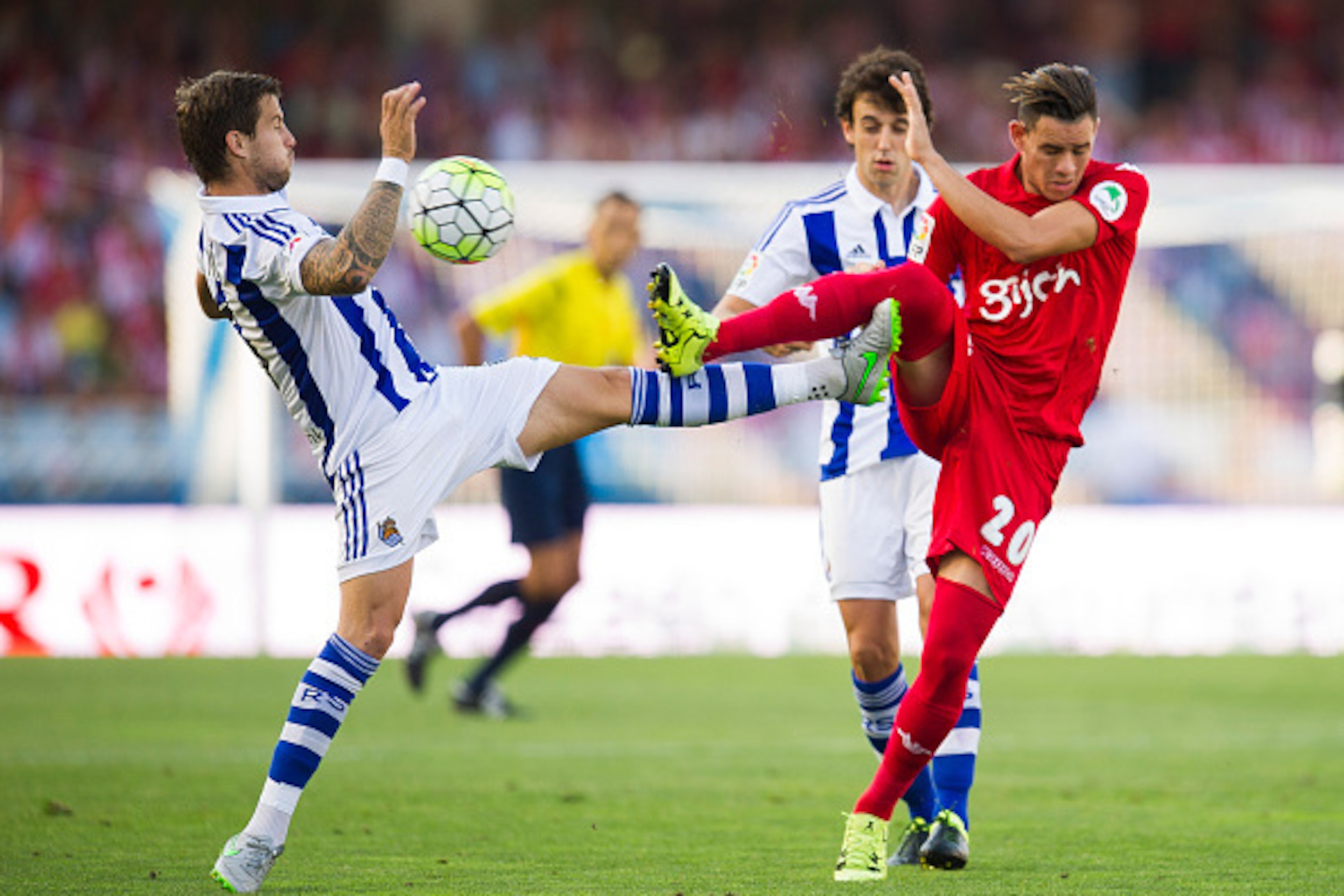 SAN SEBASTIAN, SPAIN - AUGUST 29: Inigo Martinez of Real Sociedad de Futbol duel for the ball with Arnaldo Sanabria of Sporting Gijon during the La Liga match between Real Sociedad de Futbol and Sporting Gijon at Estadio Anoeta on August 29, 2015 in San S