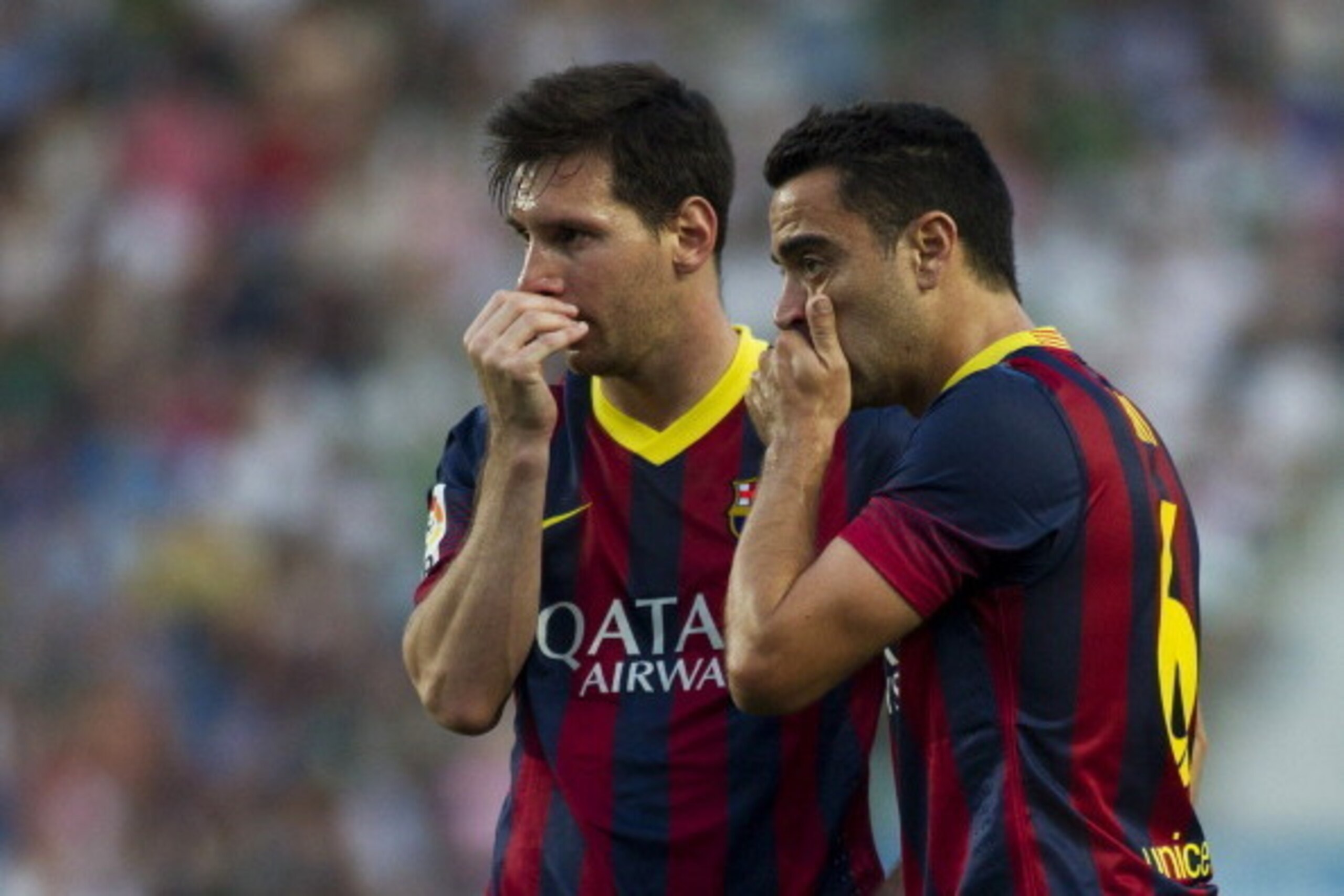 Barcelona's Argentinian forward Lionel Messi (L) speaks with Barcelona's midfielder Xavi Hernandez during the Spanish league football match Elche CF vs FC Barcelona at the Martinez Valero stadium in Elche on May 11, 2014. The match ended in a 0-0 draw.   