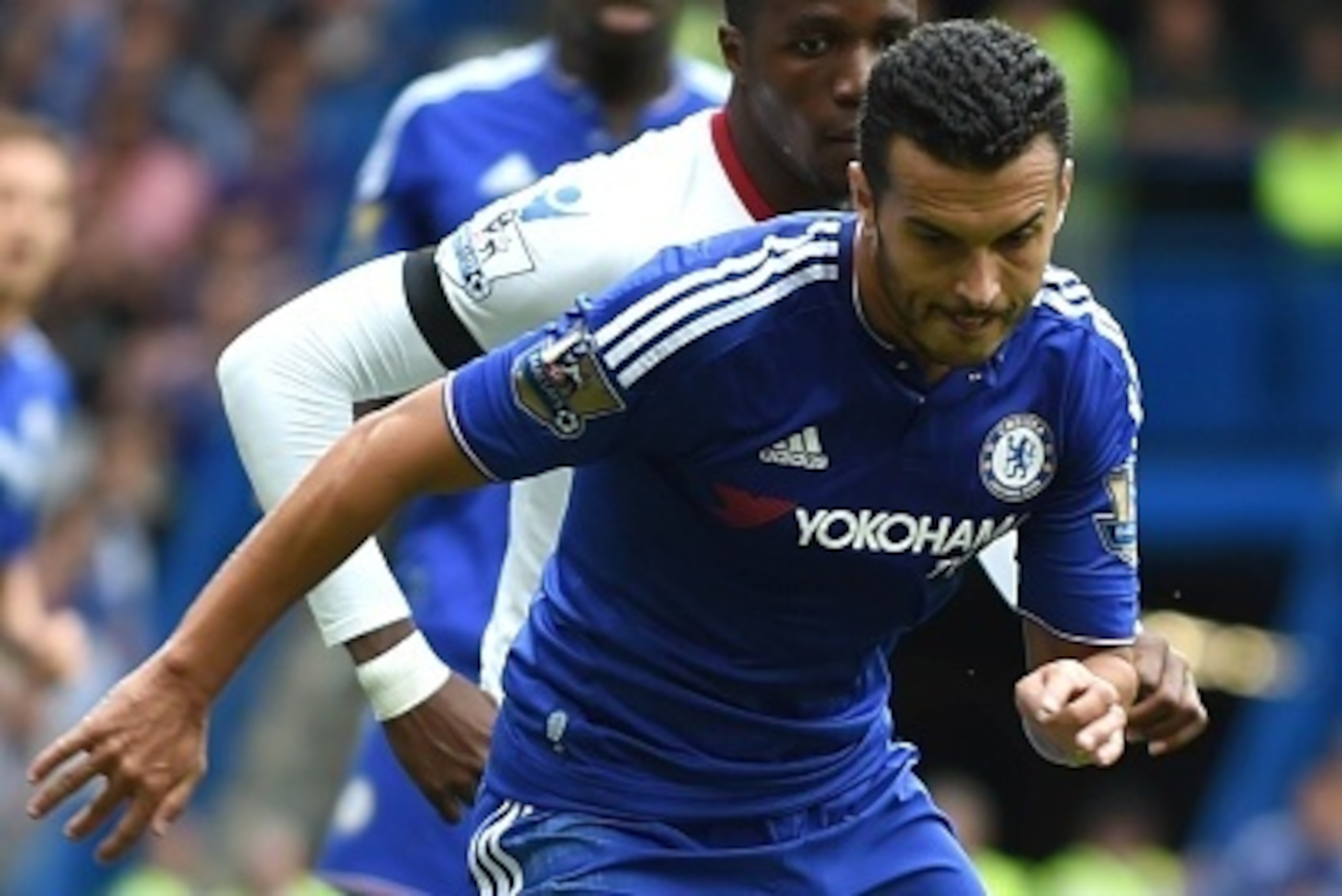 Chelsea's Spanish midfielder Pedro (R) vies with Crystal Palace's Ivorian-born English striker Wilfried Zaha during the English Premier League football match between Chelsea and Crystal Palace at Stamford Bridge in London on August 29, 2015. AFP PHOTO / O