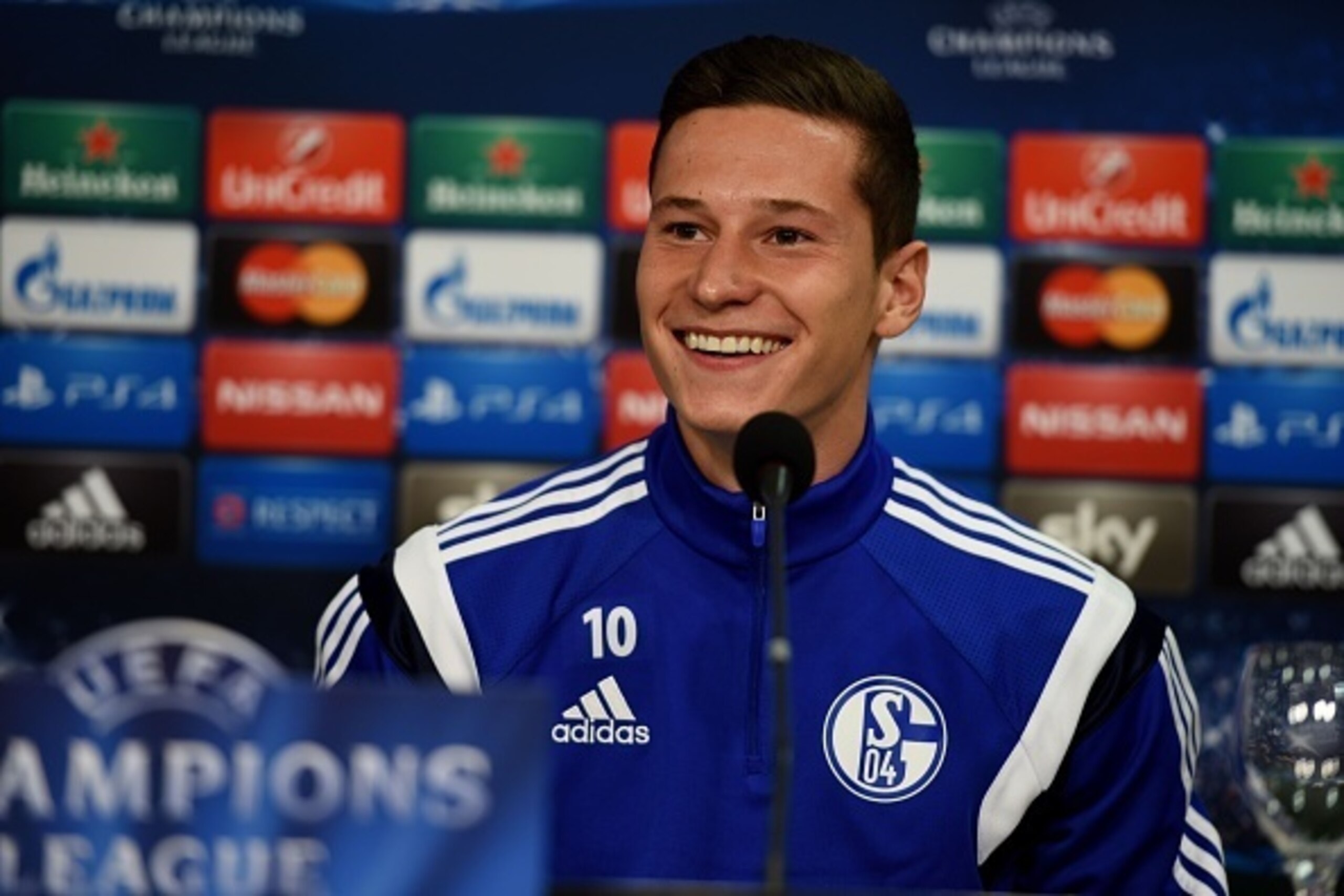 Schalke's midfielder Julian Draxler addresses a press conference in Gelsenkirchen, western Germany on September 29, 2014, on the eve of the first leg UEFA Champions League Group G football match against NK Maribor. AFP PHOTO / PATRIK STOLLARZ (Phot Schalke's midfielder Julian Draxler addresses a press conference in Gelsenkirchen, western Germany on September 29, 2014, on the eve of the first leg UEFA Champions League Group G football match against NK Maribor. AFP PHOTO / PATRIK STOLLARZ (Phot