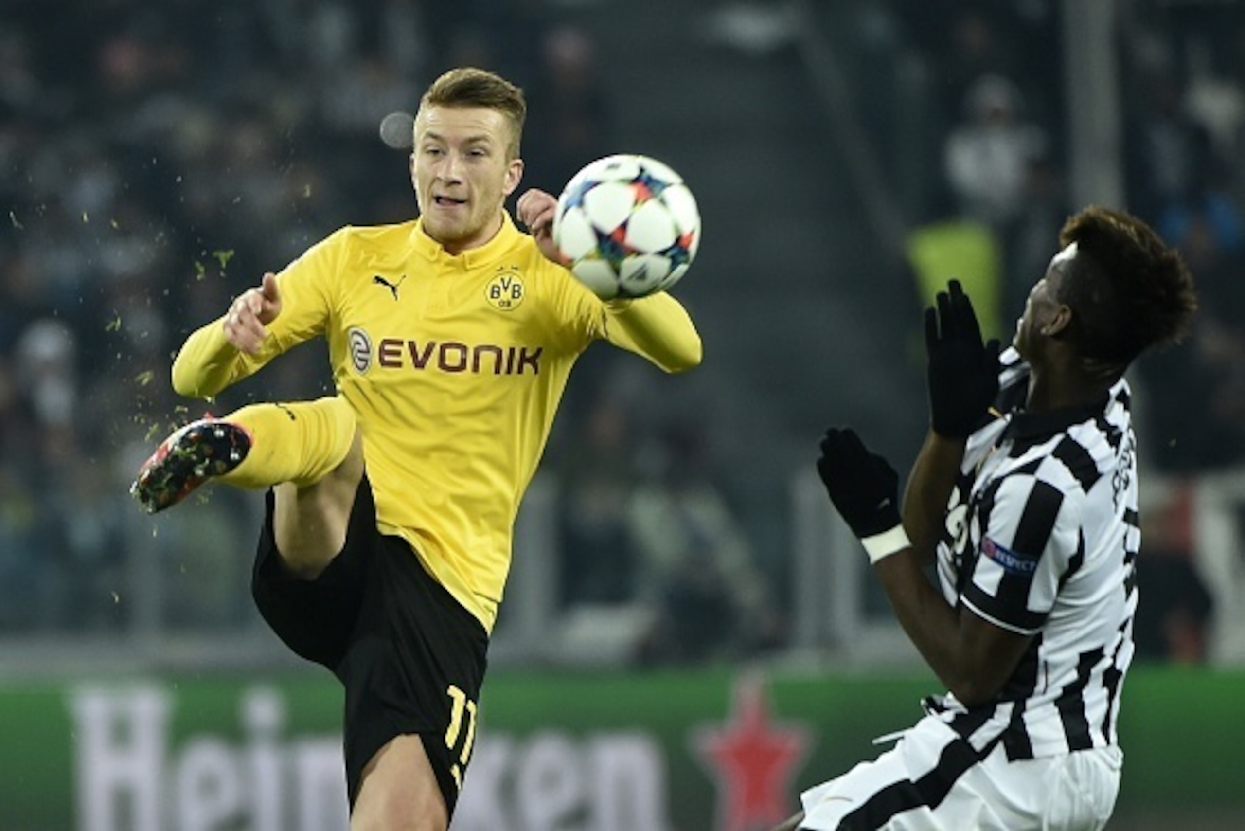 Juventus' midfielder from France Paul Pogba (R) vies with Dortmund's striker Marco Reus during the UEFA Champions League round of 16 first leg football match Juventus vs Borussia Dortmund at the Juventus stadium in Turin on February 24, 2015.  AFP PHOTO /