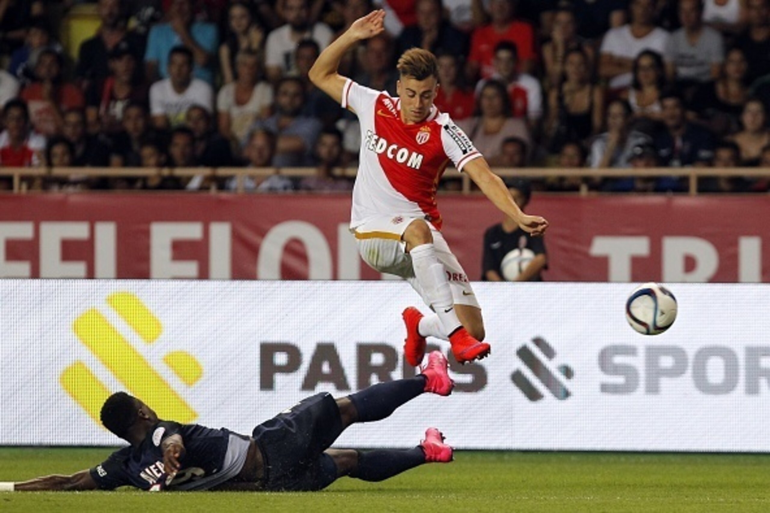 Paris Saint-Germain's Ivorian defender Serge Aurier (L) tackles Monaco's Italian forward  Stephan El Shaarawy during the French L1 football match Monaco (ASM) vs Paris Saint-Germain (PSG), on August 30, 2015 at the Louis II stadium in Monaco.    AFP PHOTO