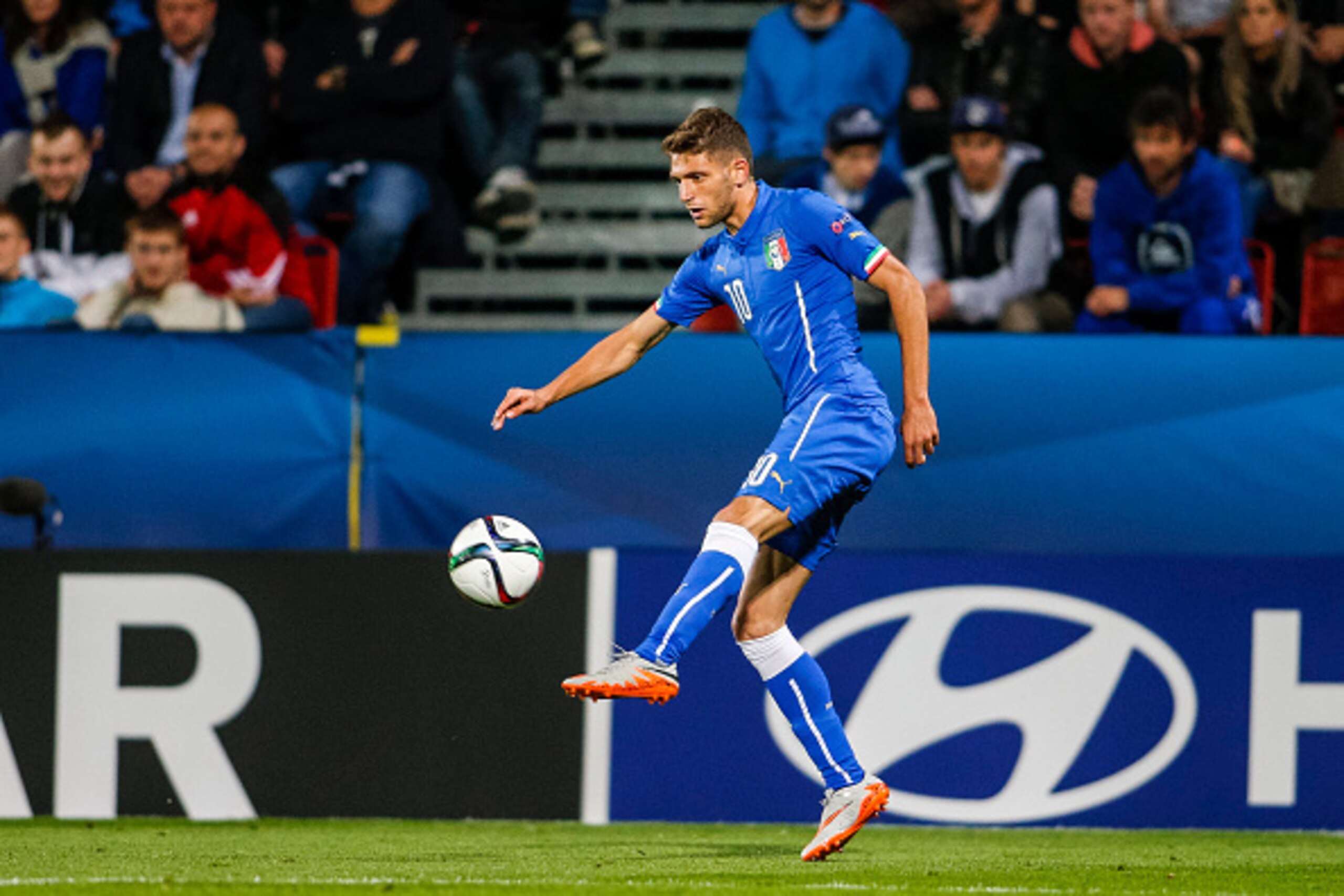 OLOMOUC, CZECH REPUBLIC - JUNE 24:  Domenico Berardi of Italy controls the ball during the UEFA Under21 European Championship 2015 match between England and Italy at Andruv Stadium on June 24, 2015 in Olomouc, Czech Republic.  (Photo by Christian Hofer/Ge
