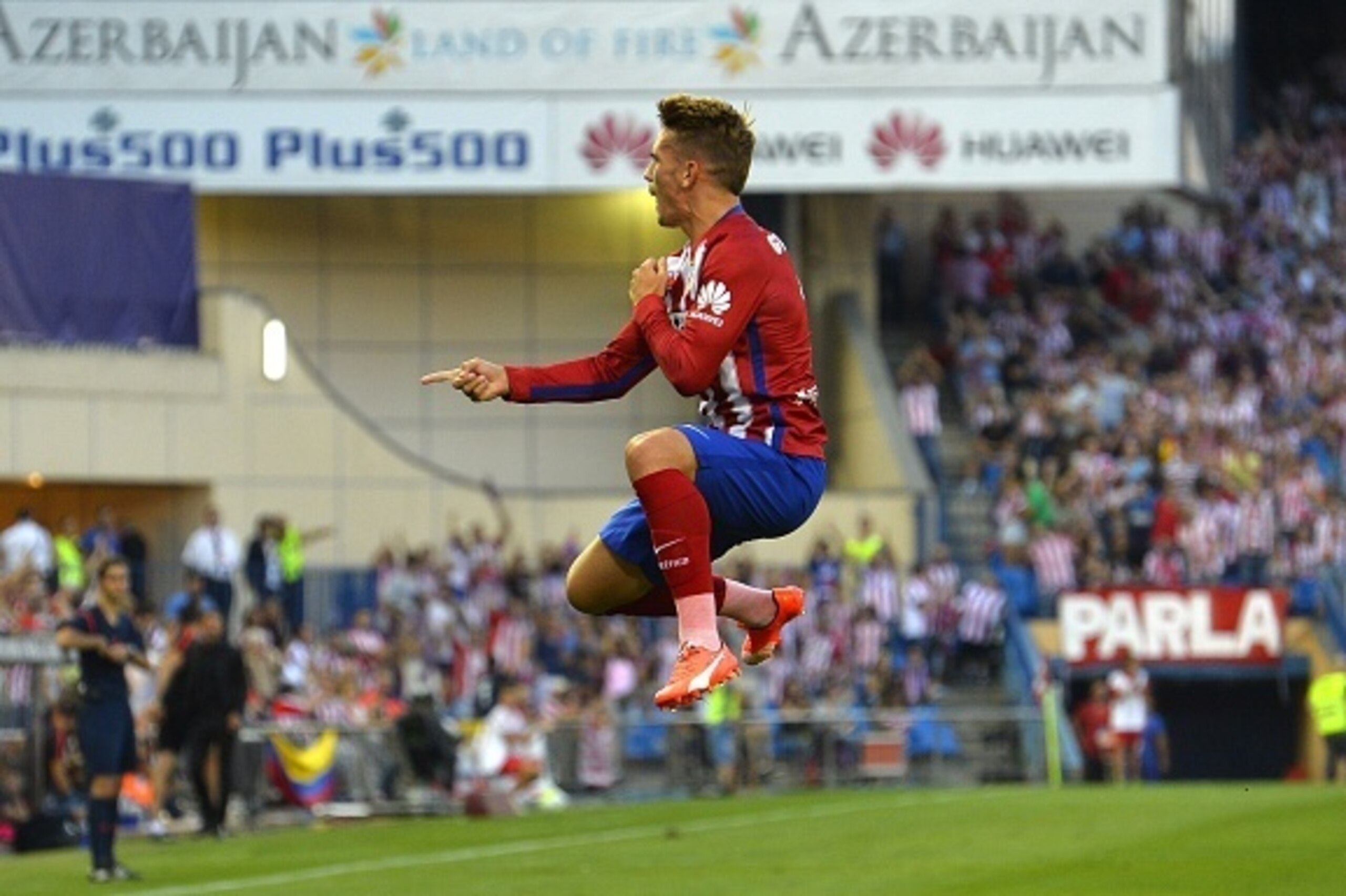 Atletico Madrid's French forward Antoine Griezmann celebrates after scoring during the Spanish league football match Club Atletico de Madrid vs UD Las Palmas at the Vicente Calderon stadium in Madrid on August 22, 2015. AFP PHOTO/ GERARD JULIEN (P Atletico Madrid's French forward Antoine Griezmann celebrates after scoring during the Spanish league football match Club Atletico de Madrid vs UD Las Palmas at the Vicente Calderon stadium in Madrid on August 22, 2015. AFP PHOTO/ GERARD JULIEN (P