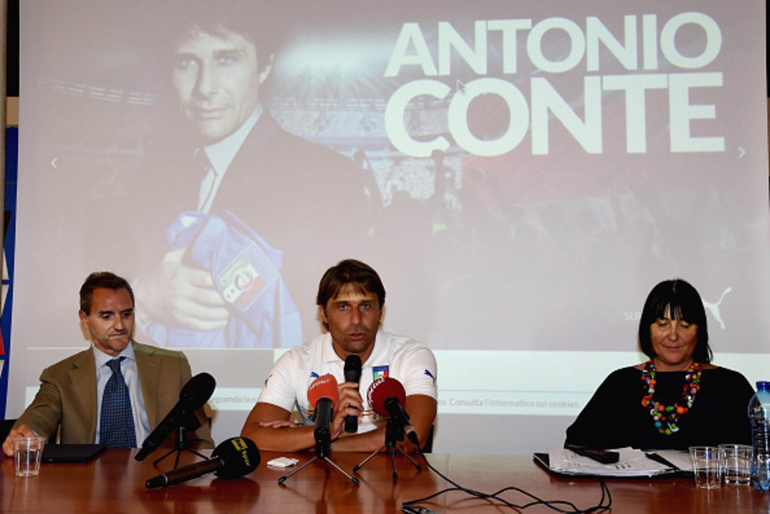 FLORENCE, ITALY - SEPTEMBER 01:  Head coach Antonio Conte (C) of Italy attends a press conference to present his official website prior to an Italy training session at Coverciano on September 01, 2015 in Florence, Italy.  (Photo by Claudio Villa/Getty Ima