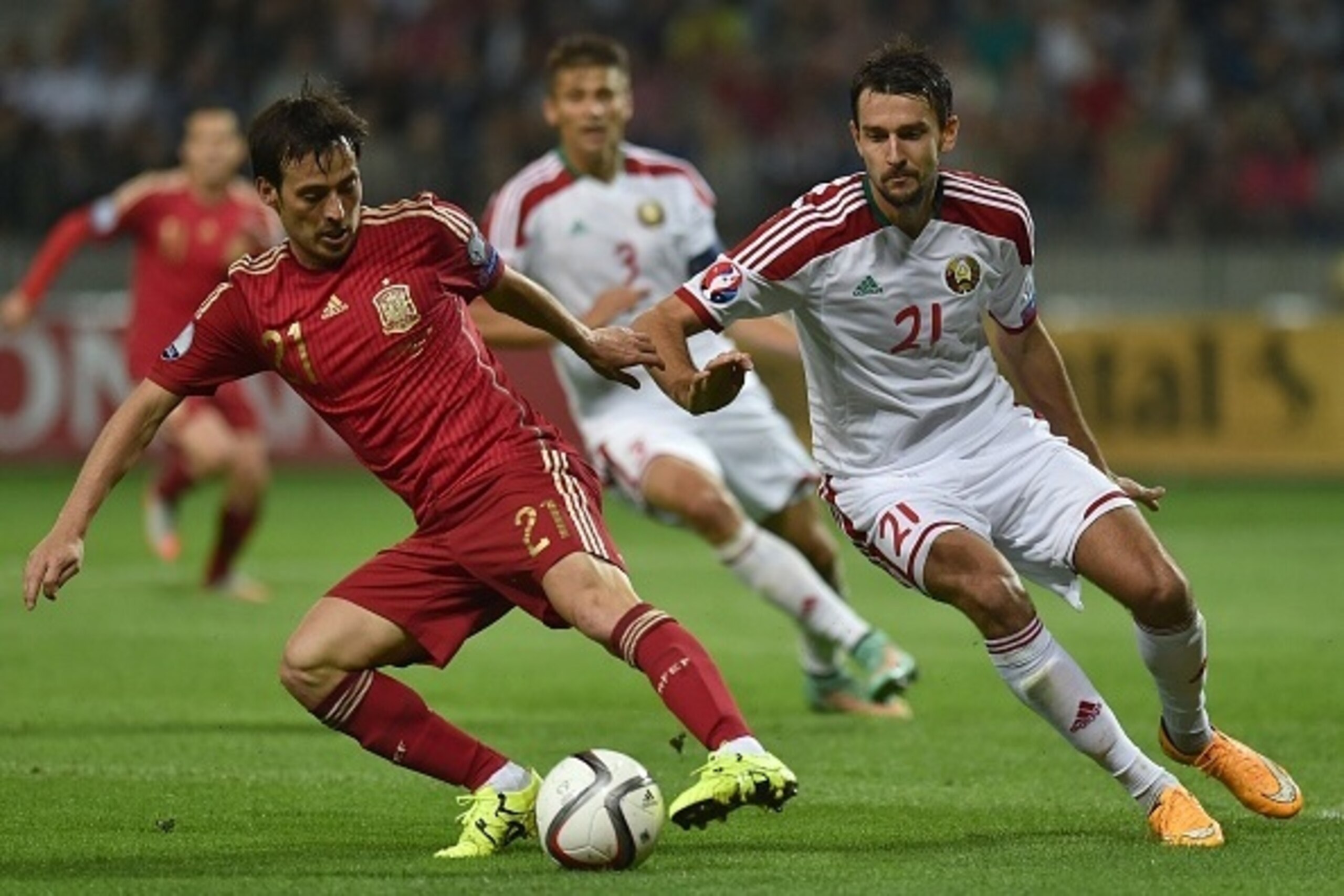 Spain's midfielder David Silva (L) vies for the ball with Belarus' defender Yegor Filipenko during the UEFA Euro 2016 Group C qualifying football match between Belarus and Spain in Borisov, outside Minsk, on June 14, 2015. AFP PHOTO / MAXIM MALINOVSKY    