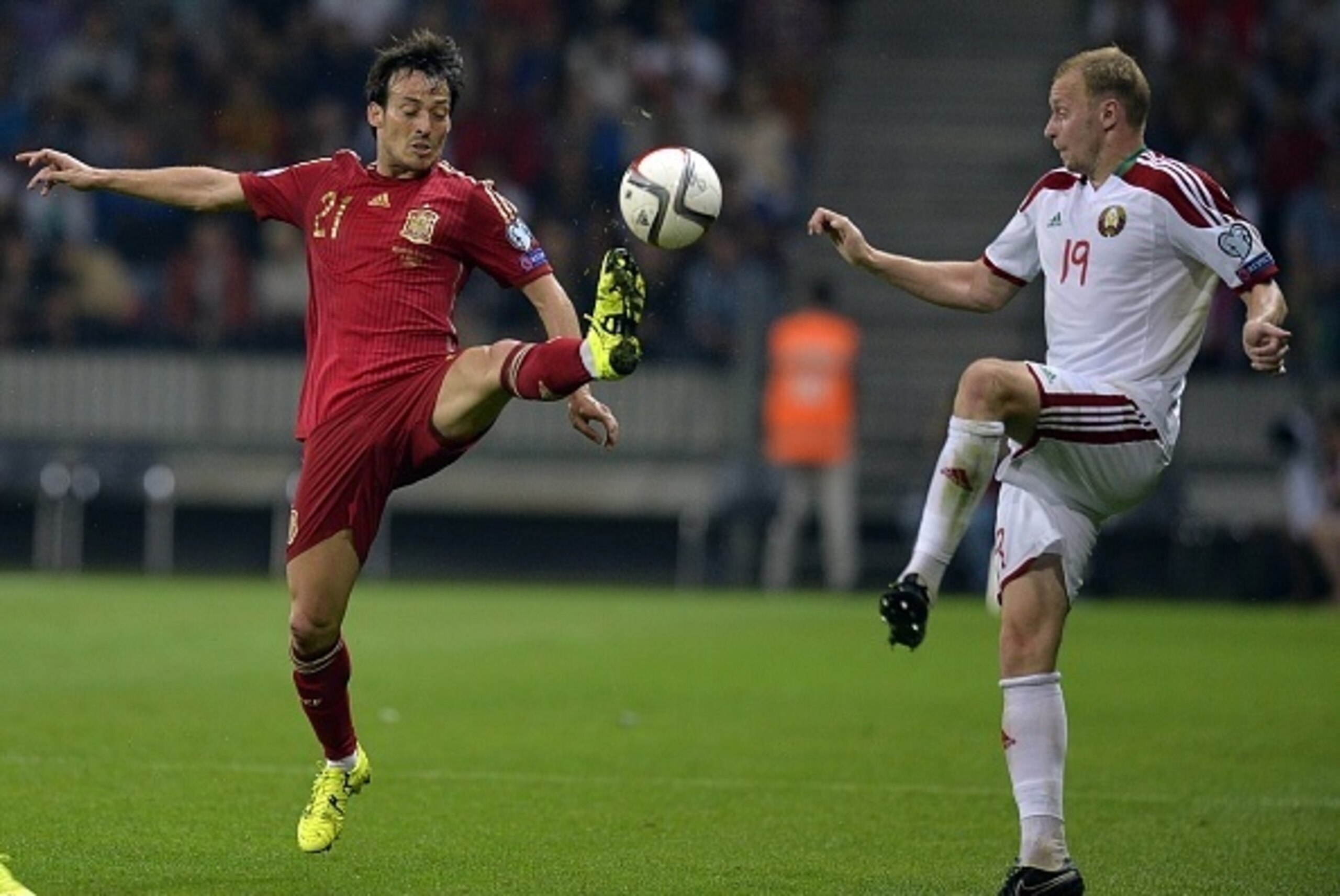 Spain's midfielder David Silva (L) vies for the ball with Belarus' defender Maksim Bordachev during the Euro 2016 group C qualifying football match between Belarus and Spain in Borisov, outside Minsk, on June 14, 2015. AFP PHOTO / YURI KADOBNOV        (Ph