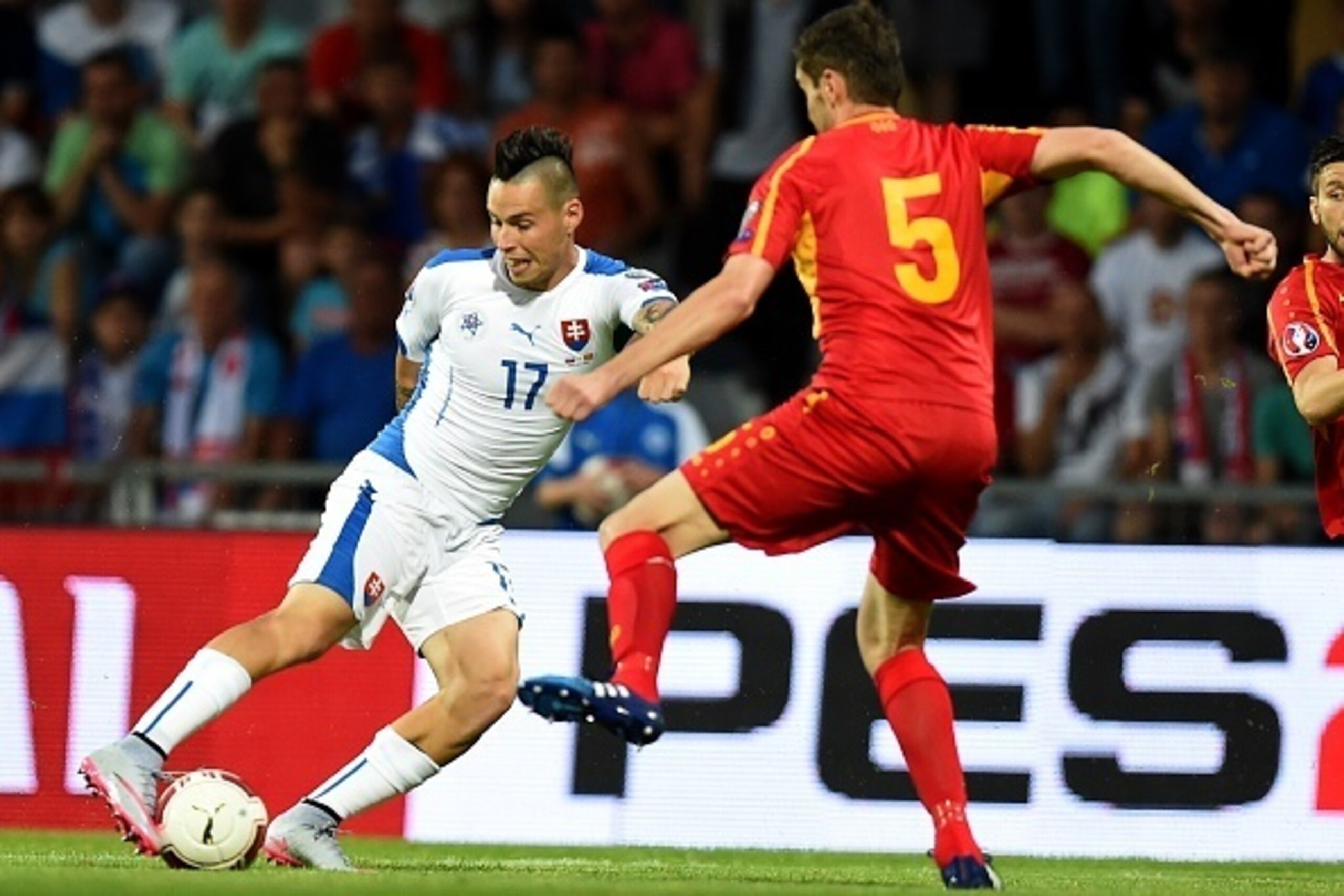 Slovakia's Marek Hamsik (L) and Macedonia's Daniel Mojsov vie for the ball during the Euro 2016 Group C qualifying football match Slovakia vs FYR Macedonia in Zilina, Slovakia on June 14, 2015.  AFP PHOTO / JOE KLAMAR        (Photo credit should read JOE 
