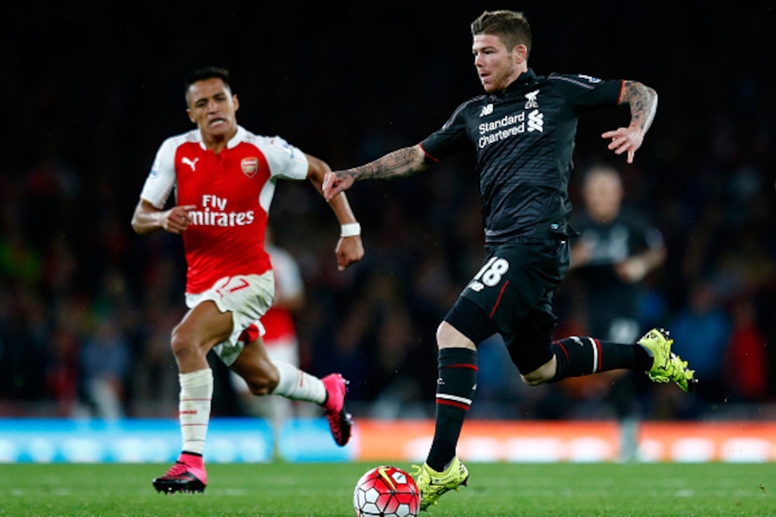LONDON, ENGLAND - AUGUST 24:  Alberto Moreno of Liverpool breaks away from Alexis Sanchez of Arsenal during the Barclays Premier League match between Arsenal and Liverpool at the Emirates Stadium on August 24, 2015 in London, United Kingdom.  (Photo by Ju
