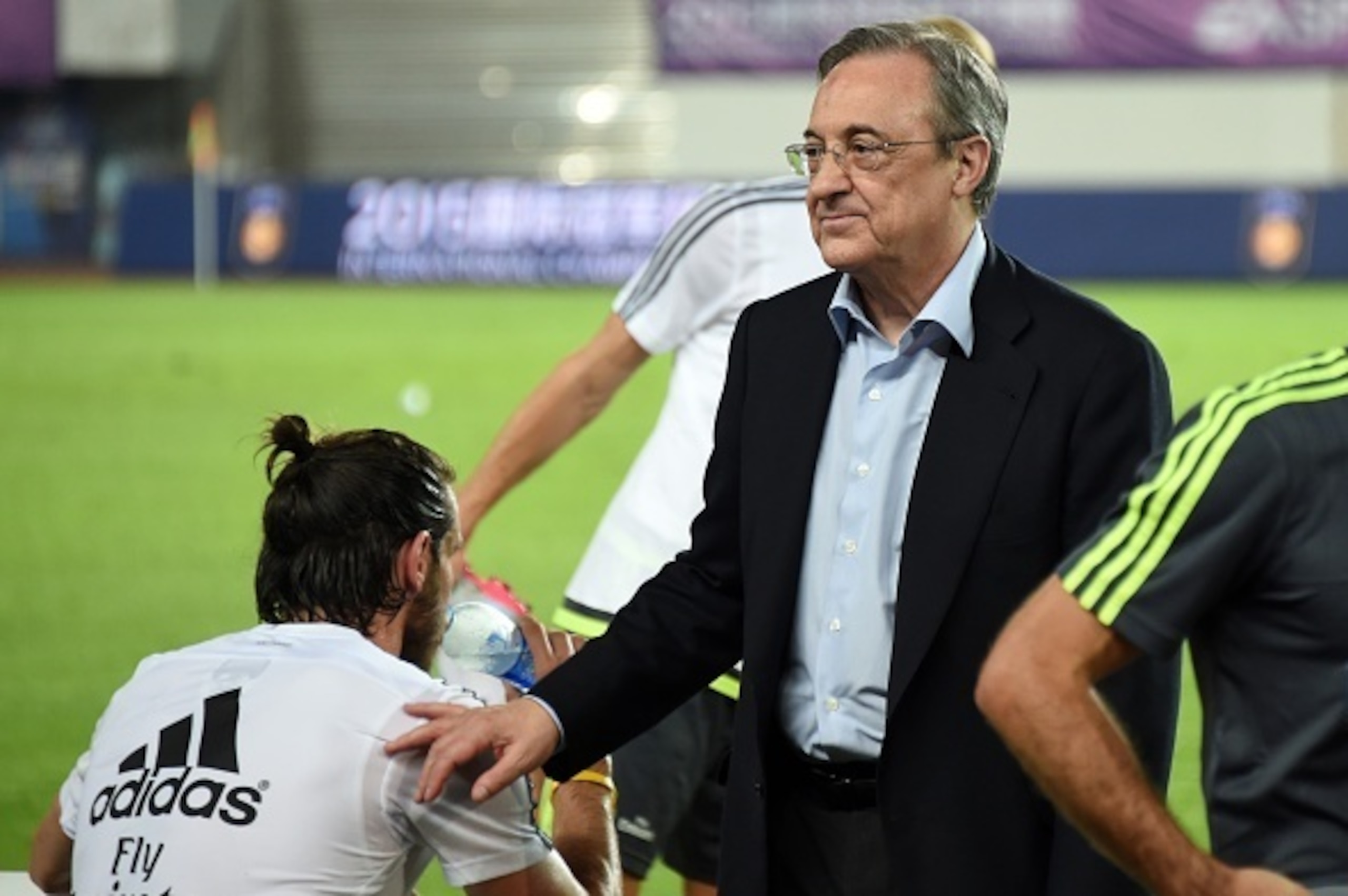 Real Madrid's president Florentino Perez (C) attends a training session on the eve of the International Champions Cup football match between Inter Milan and Real Madrid in Guangzhou on July 26, 2015.     AFP PHOTO / JOHANNES EISELE        (Photo credit sh