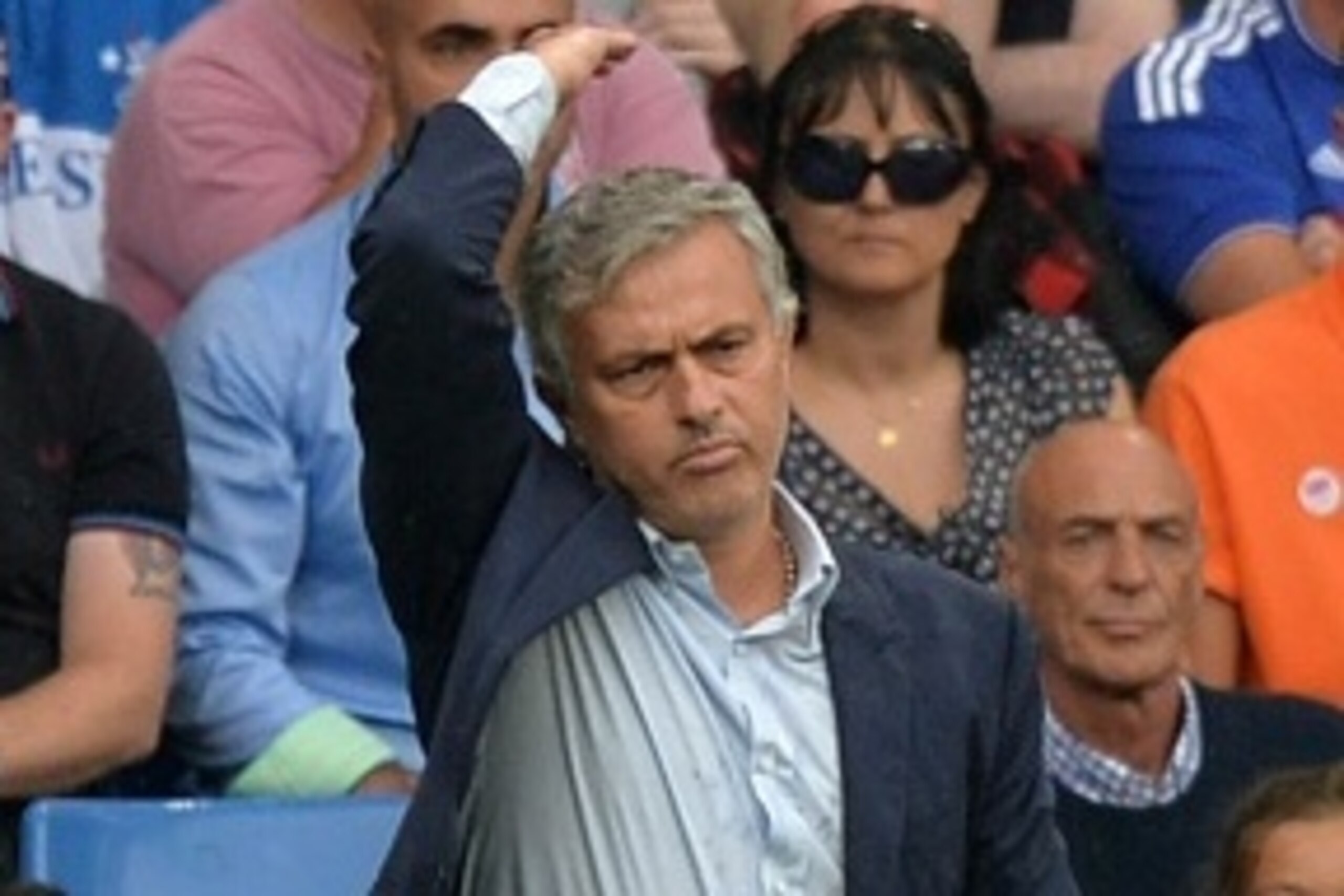 Chelsea's Portuguese manager Jose Mourinho gestures during the English Premier League football match between Chelsea and Crystal Palace at Stamford Bridge in London on August 29, 2015. Crystal Palace won the game 2-1. AFP PHOTO / OLLY GREENWOOD

RESTRICTE