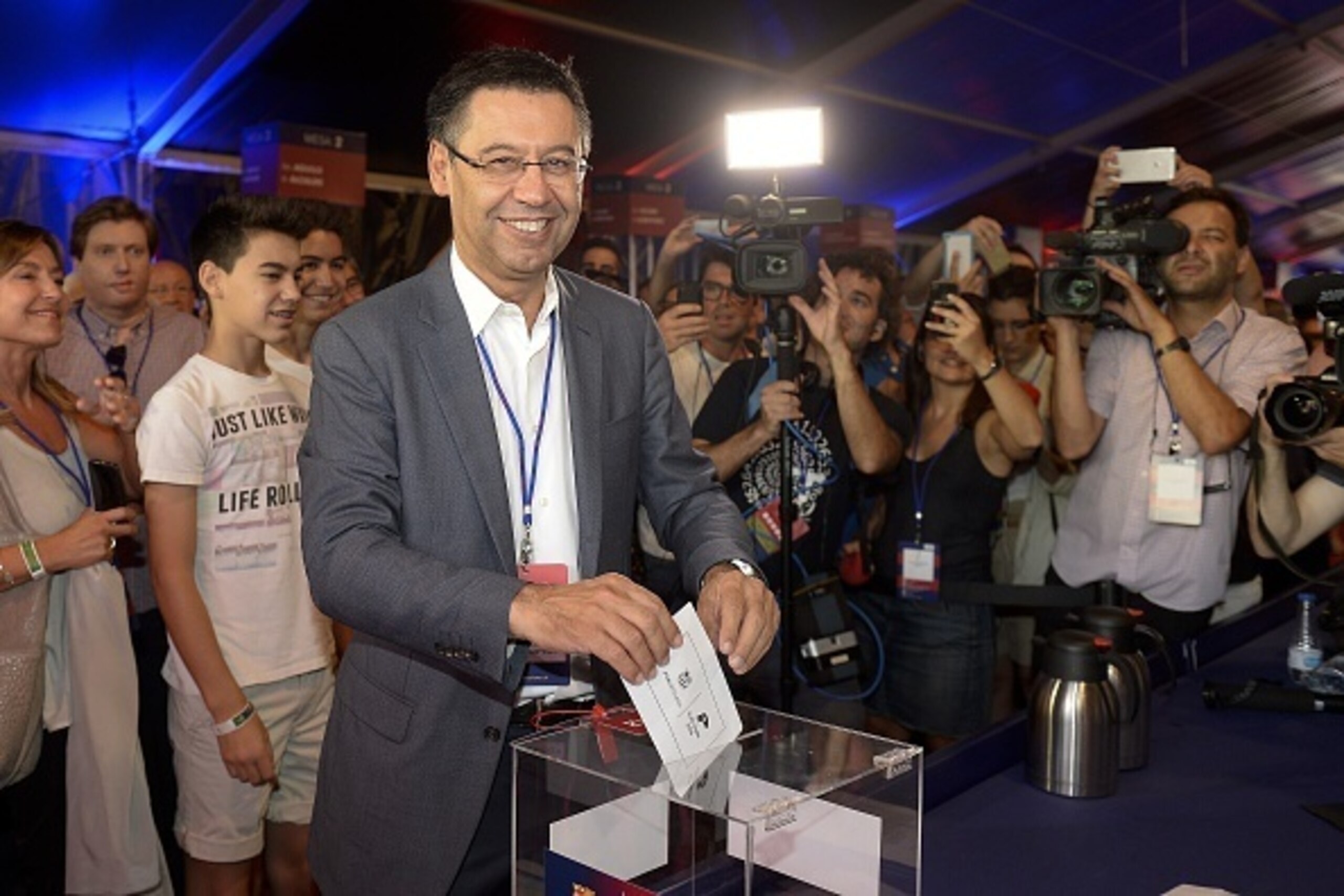 FC Barcelona ruling president Josep Maria Bartomeu casts his ballot during the FC Barcelona's president elections at the Camp Nou stadium in Barcelona on July 18, 2015. AFP PHOTO/JOSEP LAGO        (Photo credit should read JOSEP LAGO/AFP/Getty Images)