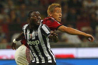 MILAN, ITALY - SEPTEMBER 20:  Kwadwo Asamoah of Juventus FC competes with Keisuke Honda of AC Milan during the Serie A match between AC Milan and Juventus FC at Stadio Giuseppe Meazza on September 20, 2014 in Milan, Italy.  (Photo by Marco Luzzani/Getty I