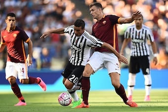 Juventus' midfielder from Italy Simone Padoin (L) vies with Roma's forward from Bosnia-Herzegovina Edin Dzeko during the Italian Serie A football match AS Roma vs Juventus on August 30, 2015 at the Olympic stadium in Rome.   AFP PHOTO / FILIPPO MONTEFORTE