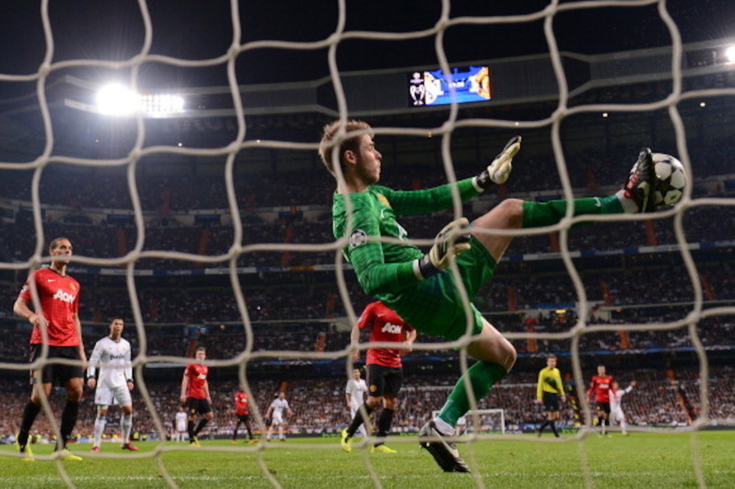 MADRID, SPAIN - FEBRUARY 13: David De Gea of Manchester United makes a save with his foot during the UEFA Champions League Round of 16 first leg match between Real Madrid and Manchester United at Estadio Santiago Bernabeu on February 13, 2013 in Madrid, MADRID, SPAIN - FEBRUARY 13: David De Gea of Manchester United makes a save with his foot during the UEFA Champions League Round of 16 first leg match between Real Madrid and Manchester United at Estadio Santiago Bernabeu on February 13, 2013 in Madrid,