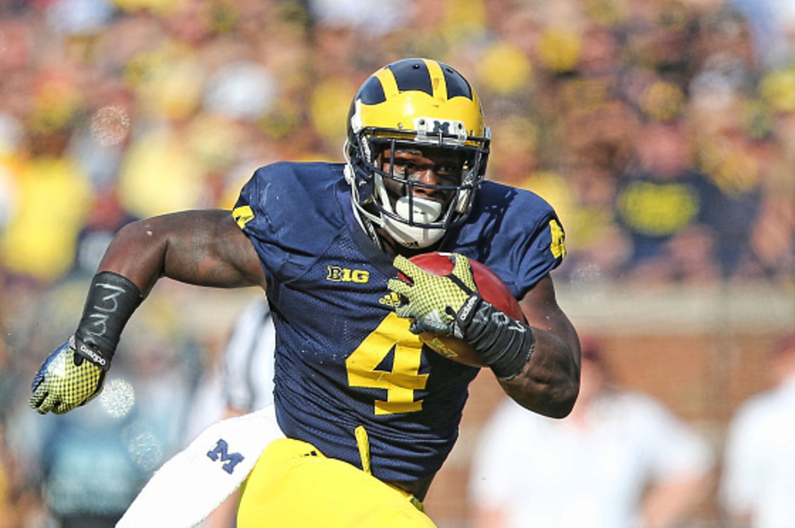 ANN ARBOR, MI - SEPTEMBER 27: De'Veon Smith #4 of the Michigan Wolverines runs for a first quarter touchdown during the first quarter of the game against the Minnesota Golden Gophers at Michigan Stadium on September 27, 2014 in Ann Arbor, Michigan.  (Phot