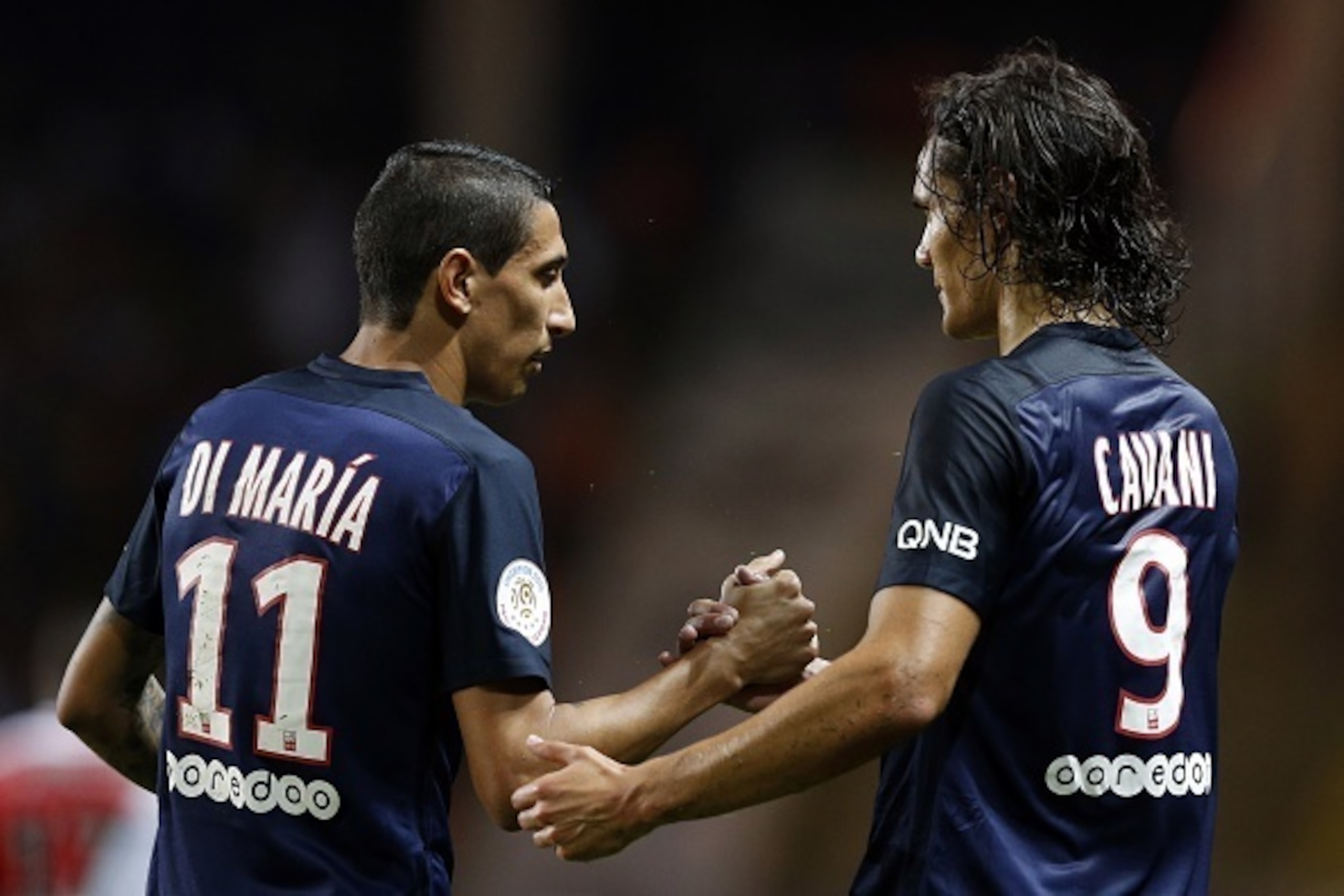 Paris Saint-Germain's Uruguayan forward Edinson Cavani (R) is congratulated by Paris Saint-Germain's Argentinian forward Angel Di Maria (L) after scoring his second goal during the French L1 football match Monaco (ASM) vs Paris Saint-Germain (PSG), on Aug