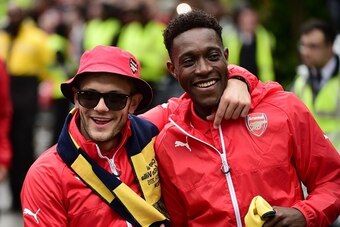 Arsenal's English midfielder Jack Wilshere and Arsenal's English striker Danny Welbeck react during the Arsenal victory parade in London on May 31, 2015, following their win in the English FA Cup final football match on May 30, 2014 against Aston Villa. A